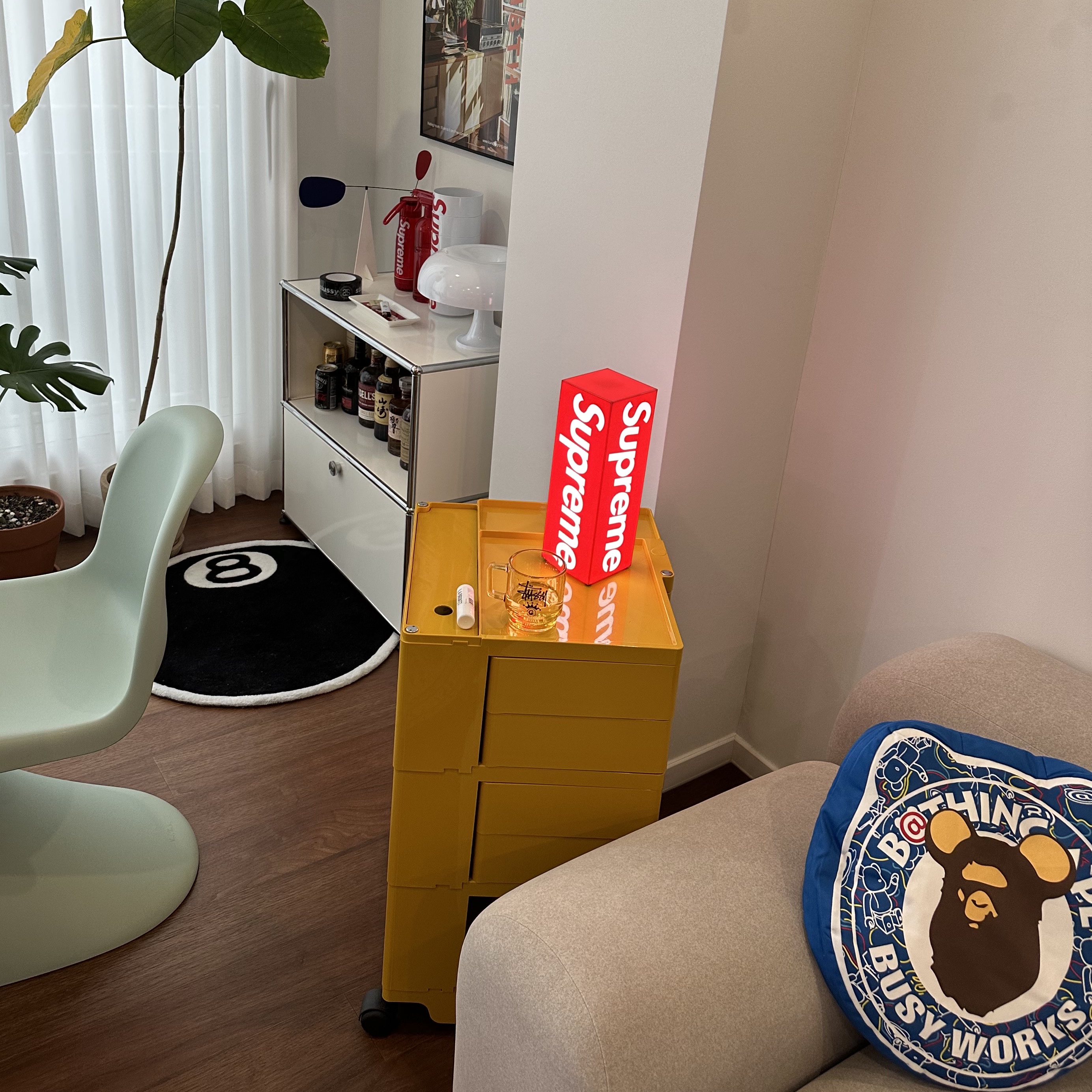 Supreme Box Logo Lamp Red (Korean Ver.) - 23FW, Stussy 8 Ball Rug Black 착용 스타일