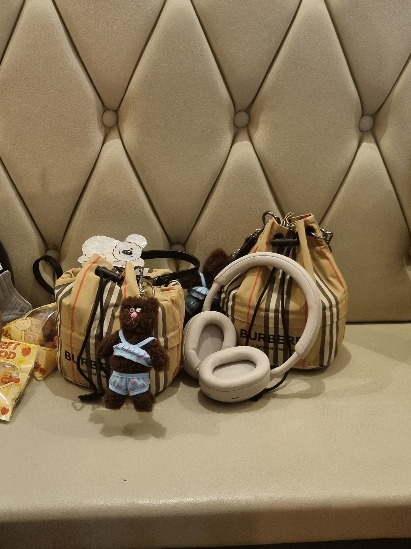 Burberry Icon Stripe Econyl Drawcord Pouch Archive Beige, STU x Monamhee Namhee 착용 스타일 - 1
