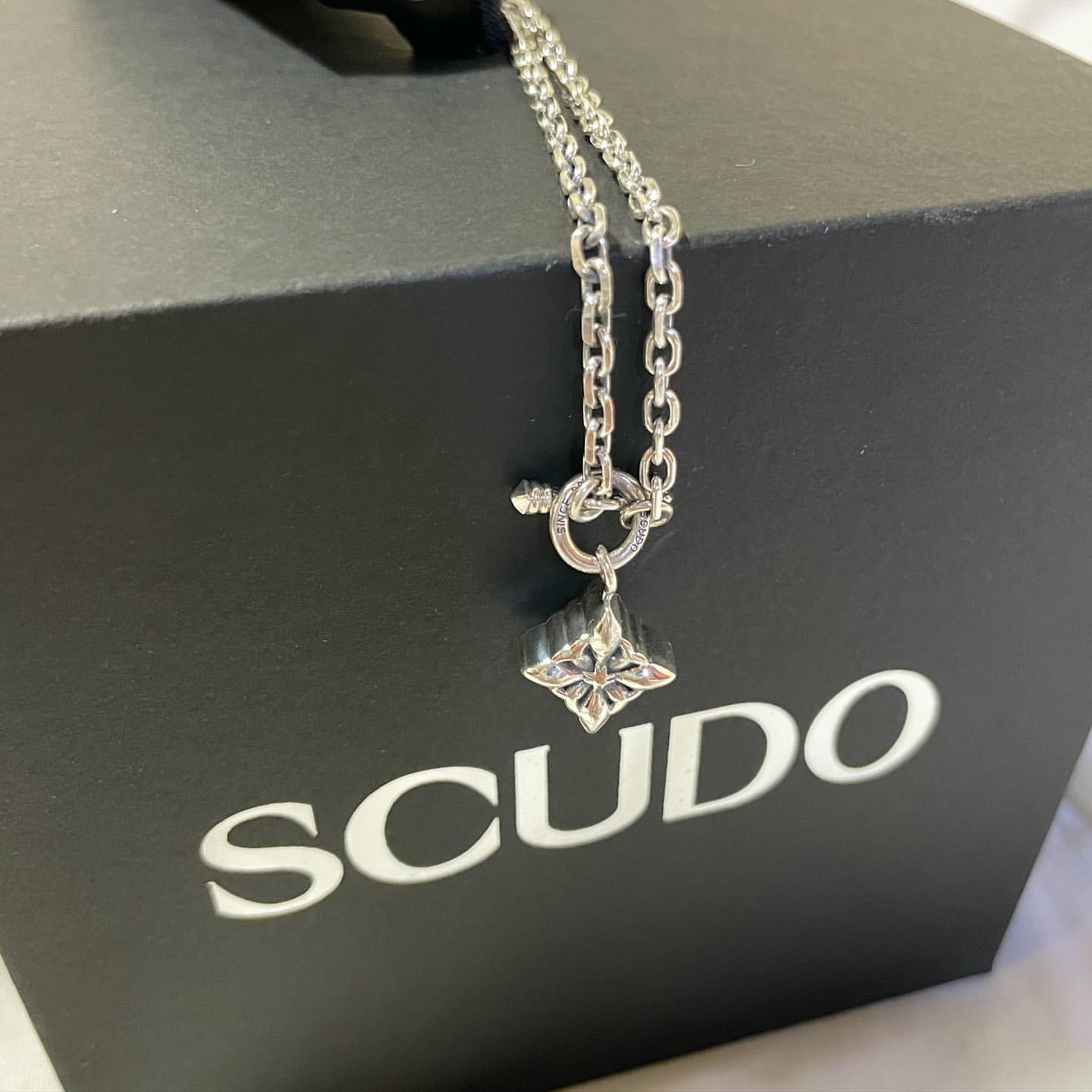 Scudo Vintage Cube Drop Necklace 착용 스타일 - 4