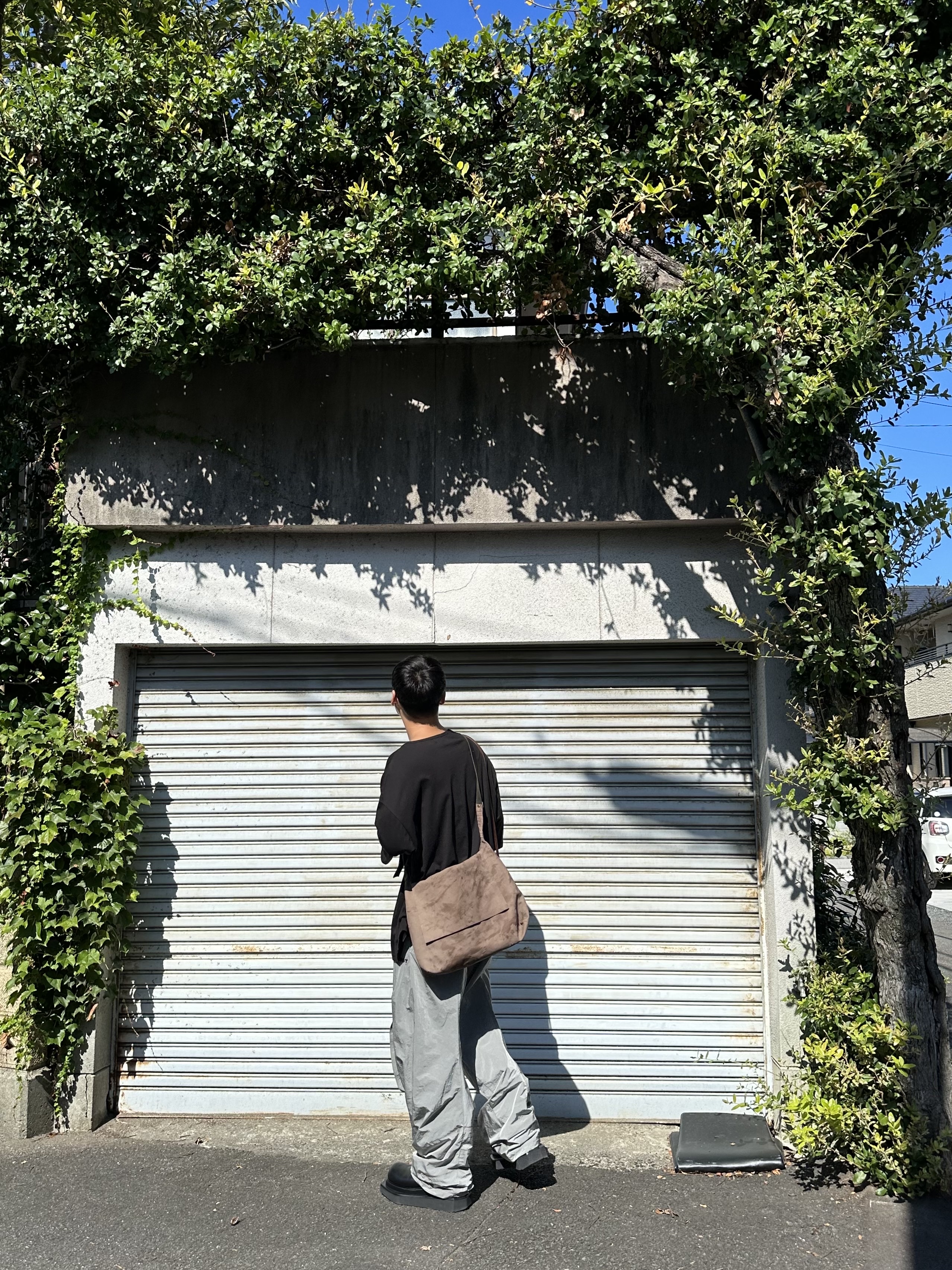 Y/Project Banana Parachute Pants Grey 착용 스타일 - 2