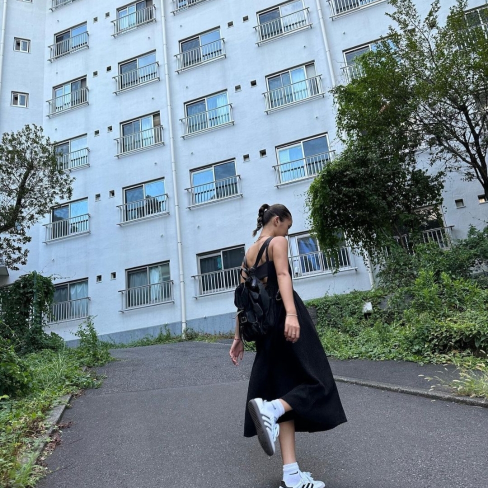 Adidas Samba OG Cloud White, Prada Re-Nylon Medium Backpack Black 착용 스타일 - 4