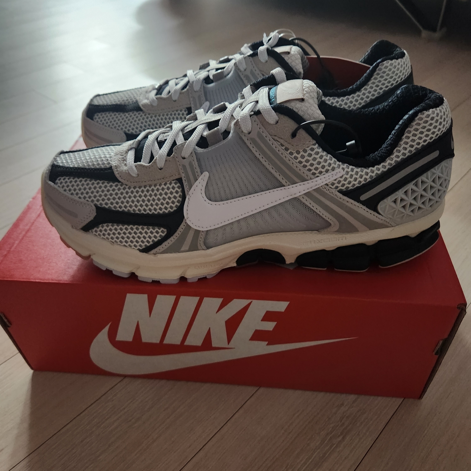 Nike Zoom Vomero 5 Light Bone and Black 착용 스타일 - 2