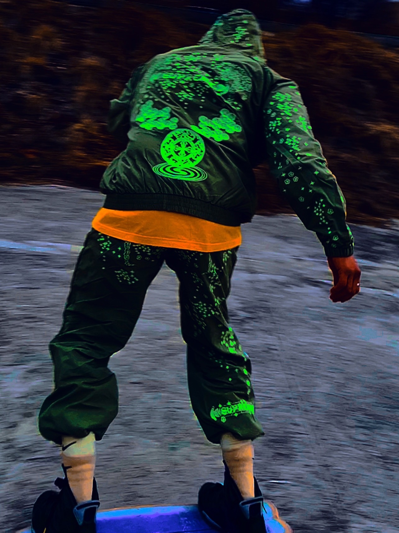 Supreme AOI Glow in the Dark Track Jacket Olive - 22SS, Supreme Waxed Cotton Camp Cap Green - 21FW 착용 스타일 - 3