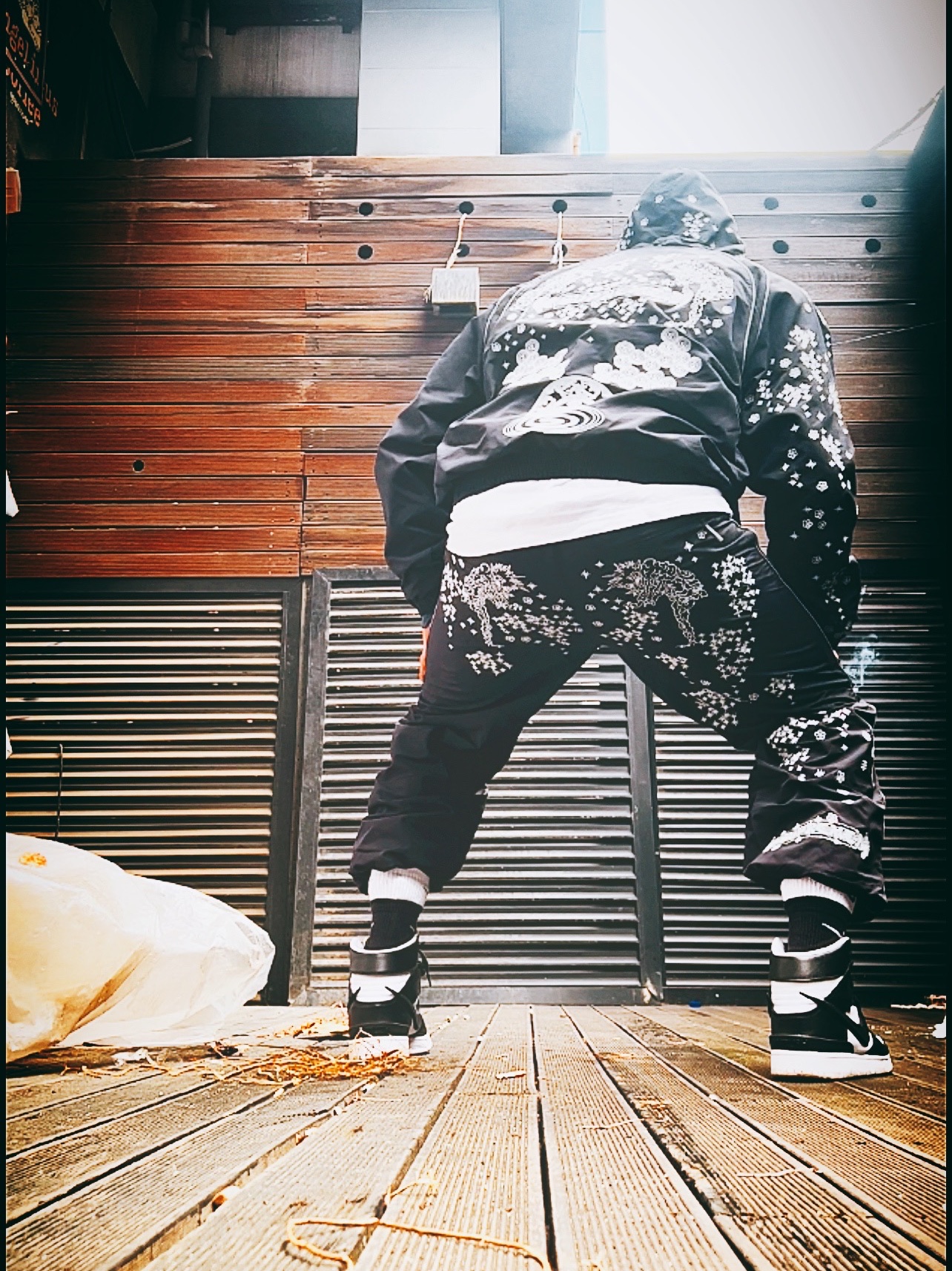 Supreme AOI Glow in the Dark Track Jacket Olive - 22SS, Supreme AOI Glow In The Dark Track Pants Black - 22SS 착용 스타일 - 4