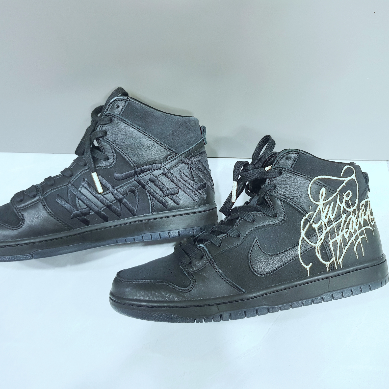 Nike x Faust SB Dunk High Pro QS Black and Metallic Gold 착용 스타일 - 3