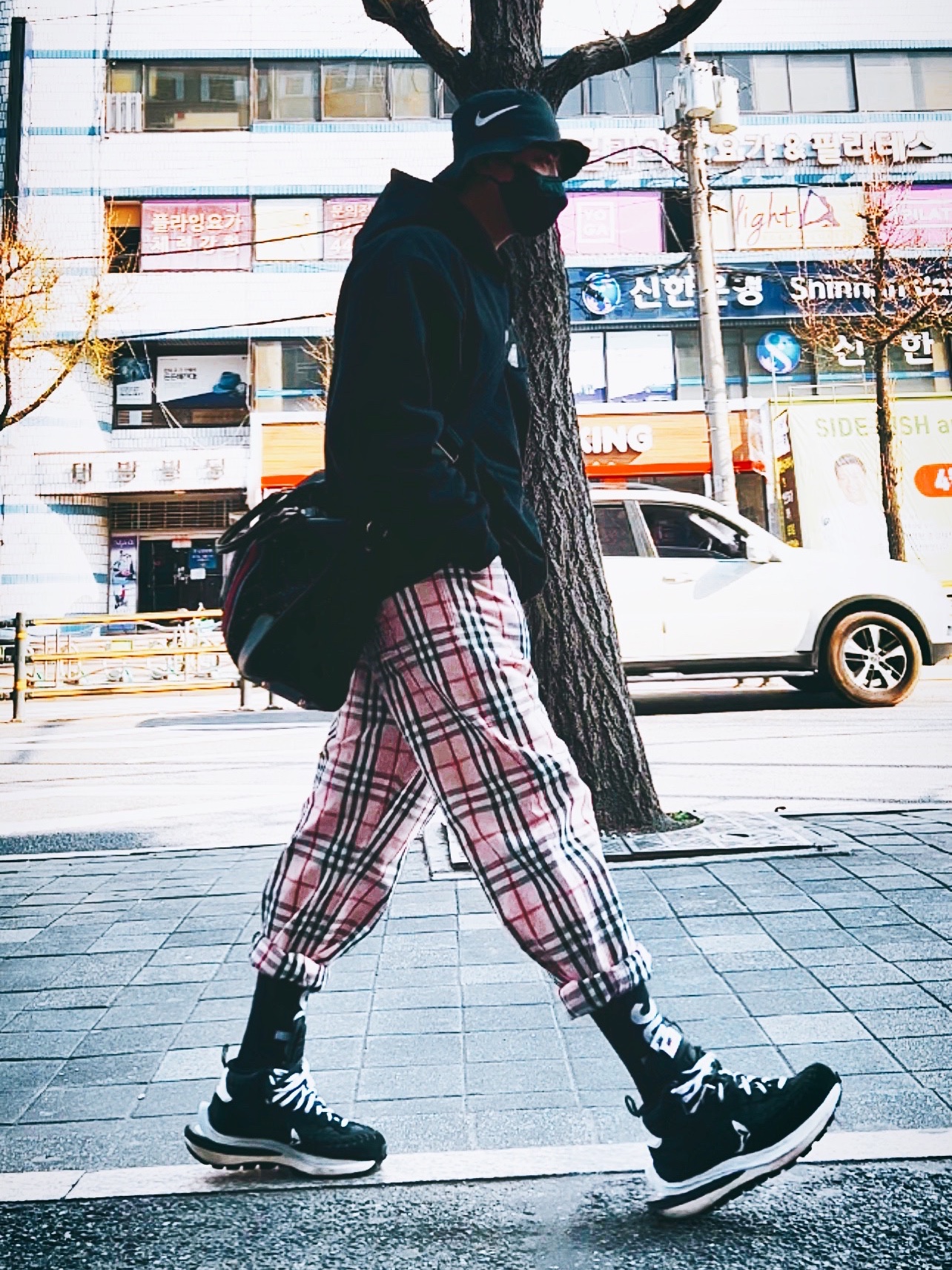 Nike x Stussy Bucket Hat Black, Supreme x Burberry Box Logo T-Shirt Black - 22SS 착용 스타일 - 1