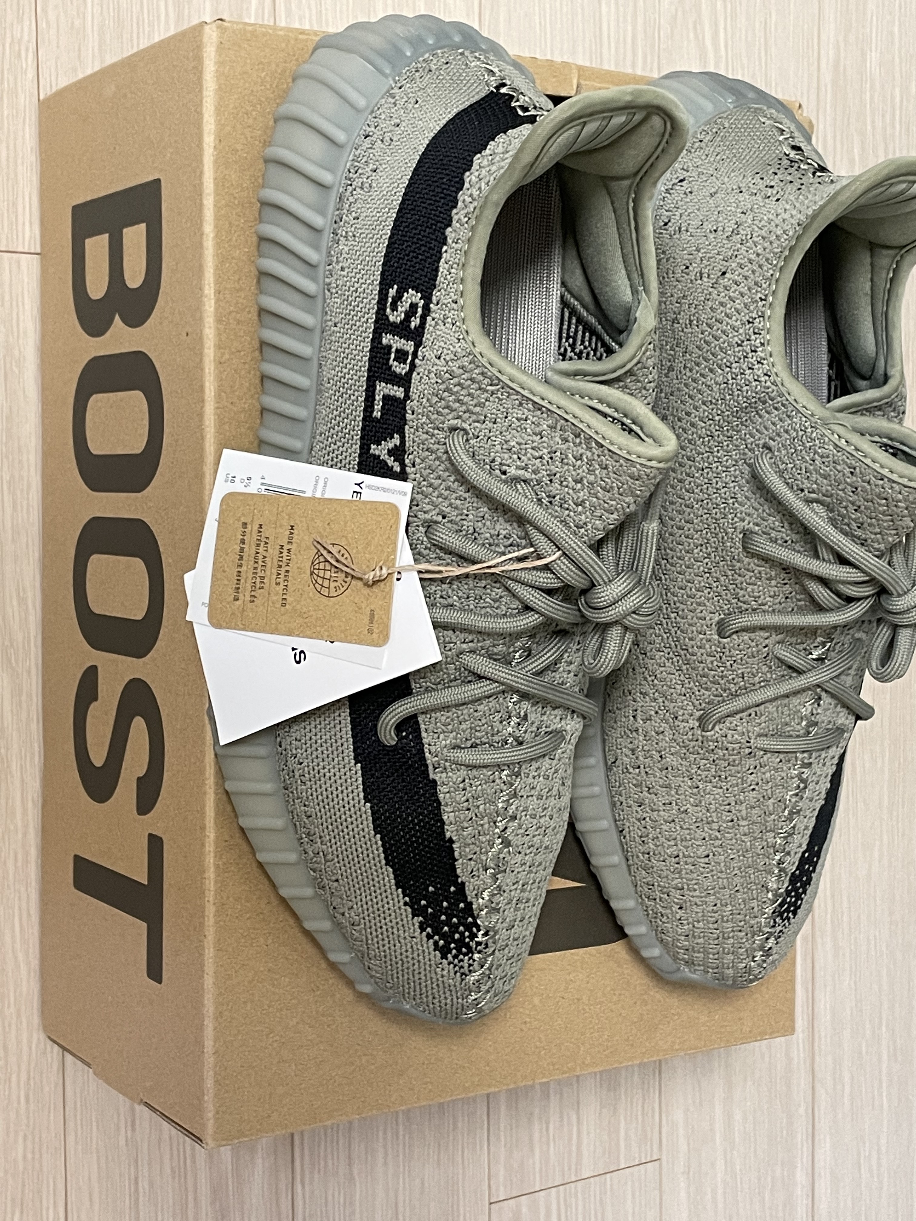 Adidas Yeezy Boost 350 V2 Granite Core Black 착용 스타일 - 2