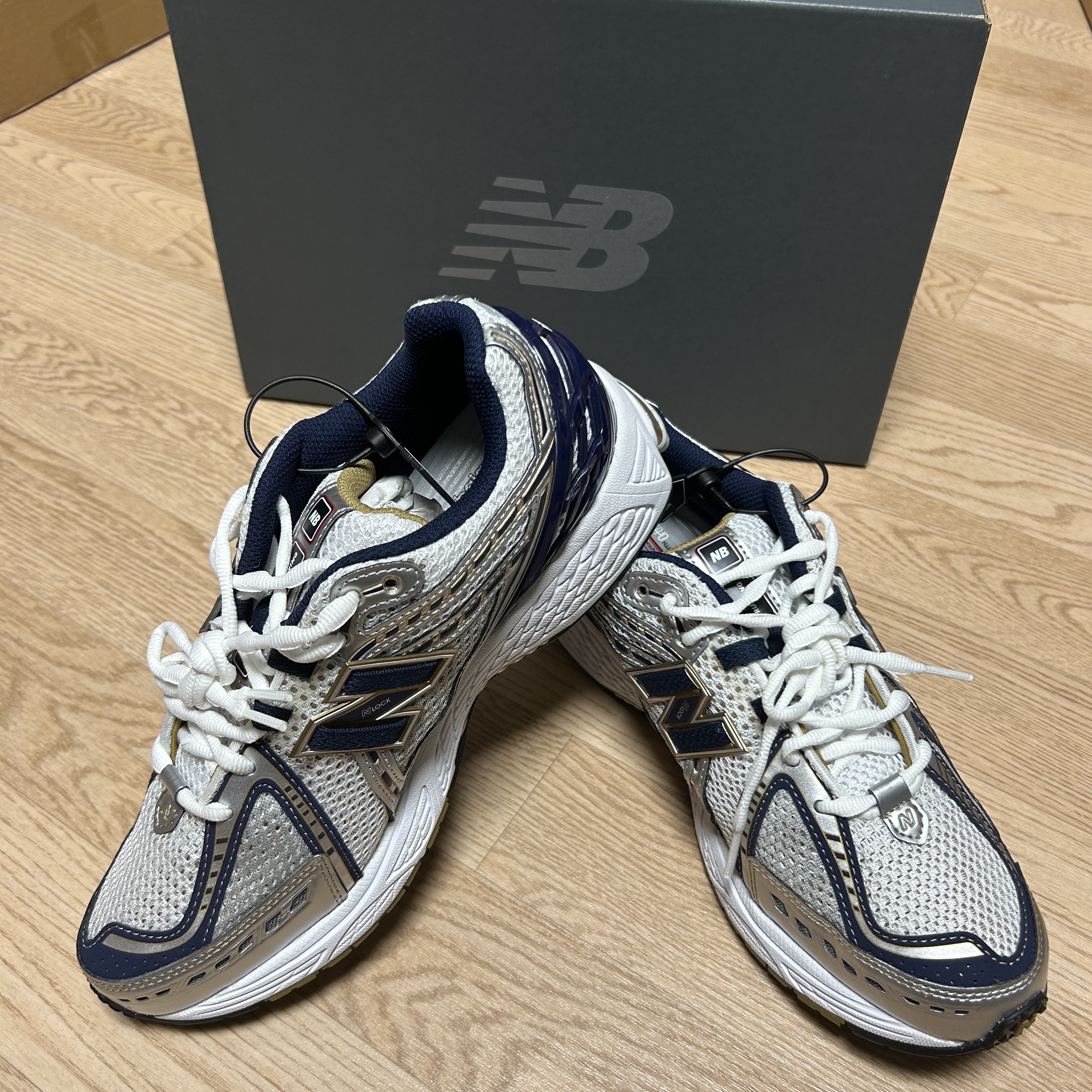 New Balance 1906R White Navy Gold 착용 스타일