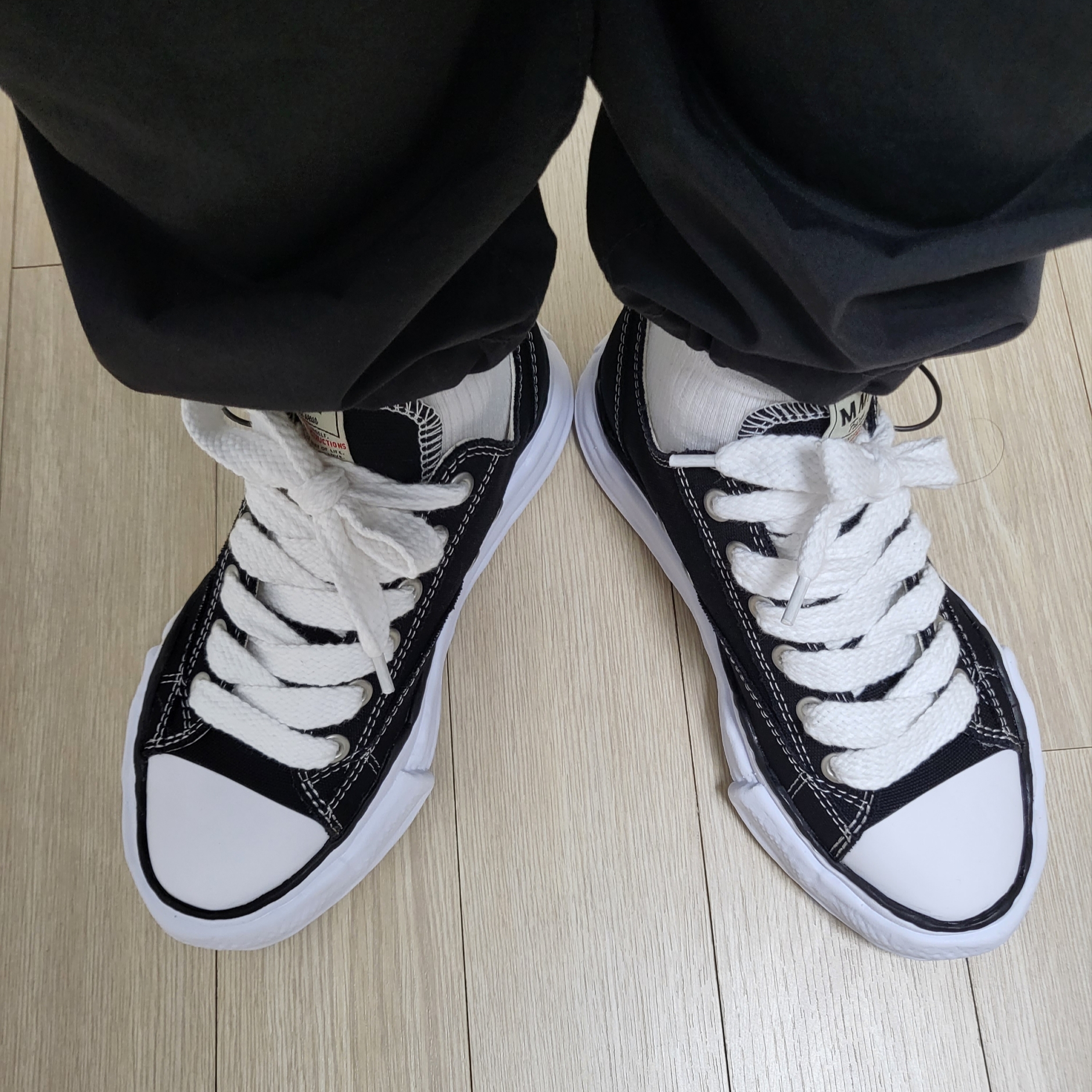 Maison Mihara Yasuhiro Peterson OG Sole Canvas Low Sneakers Black 착용 스타일