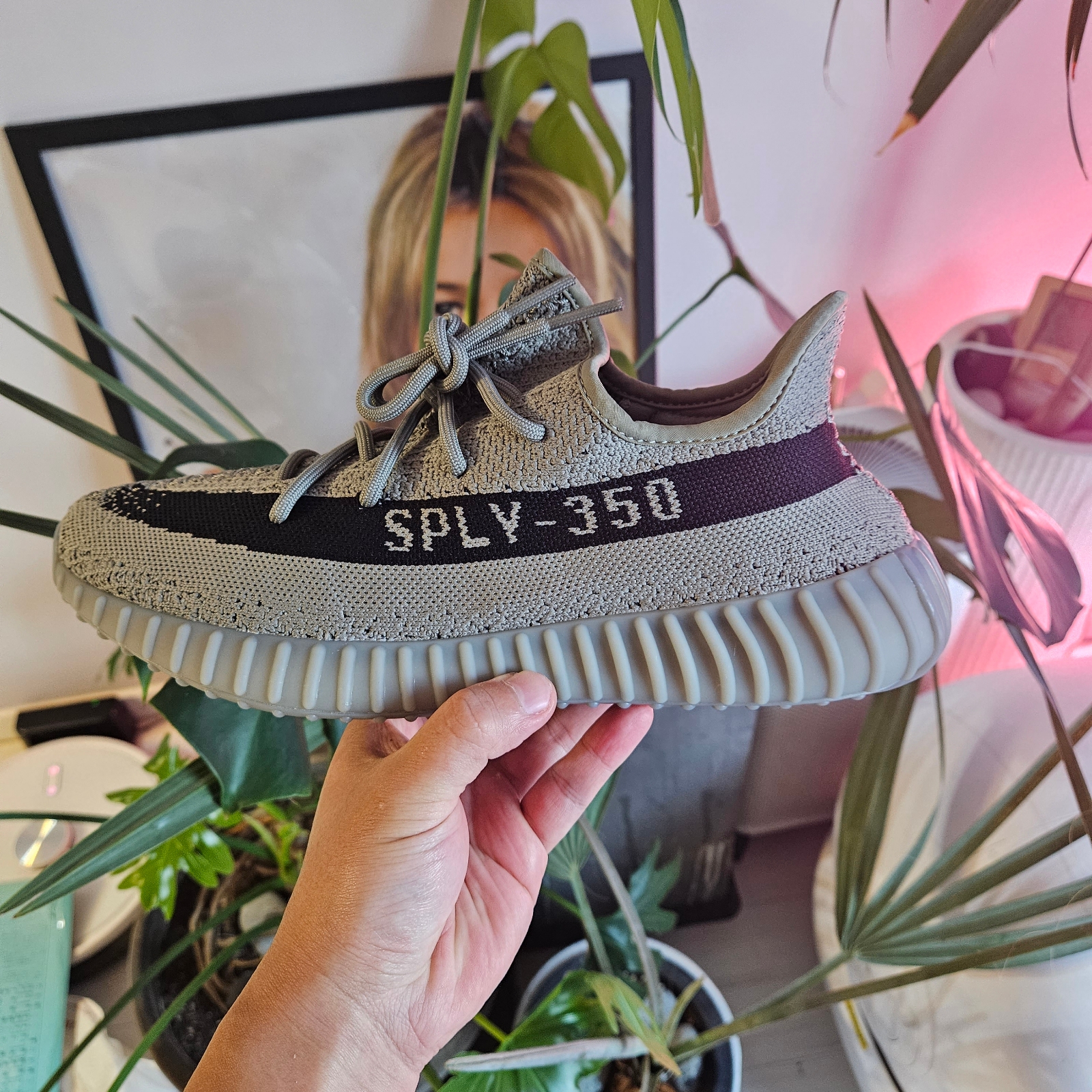 Adidas Yeezy Boost 350 V2 Granite Core Black 착용 스타일