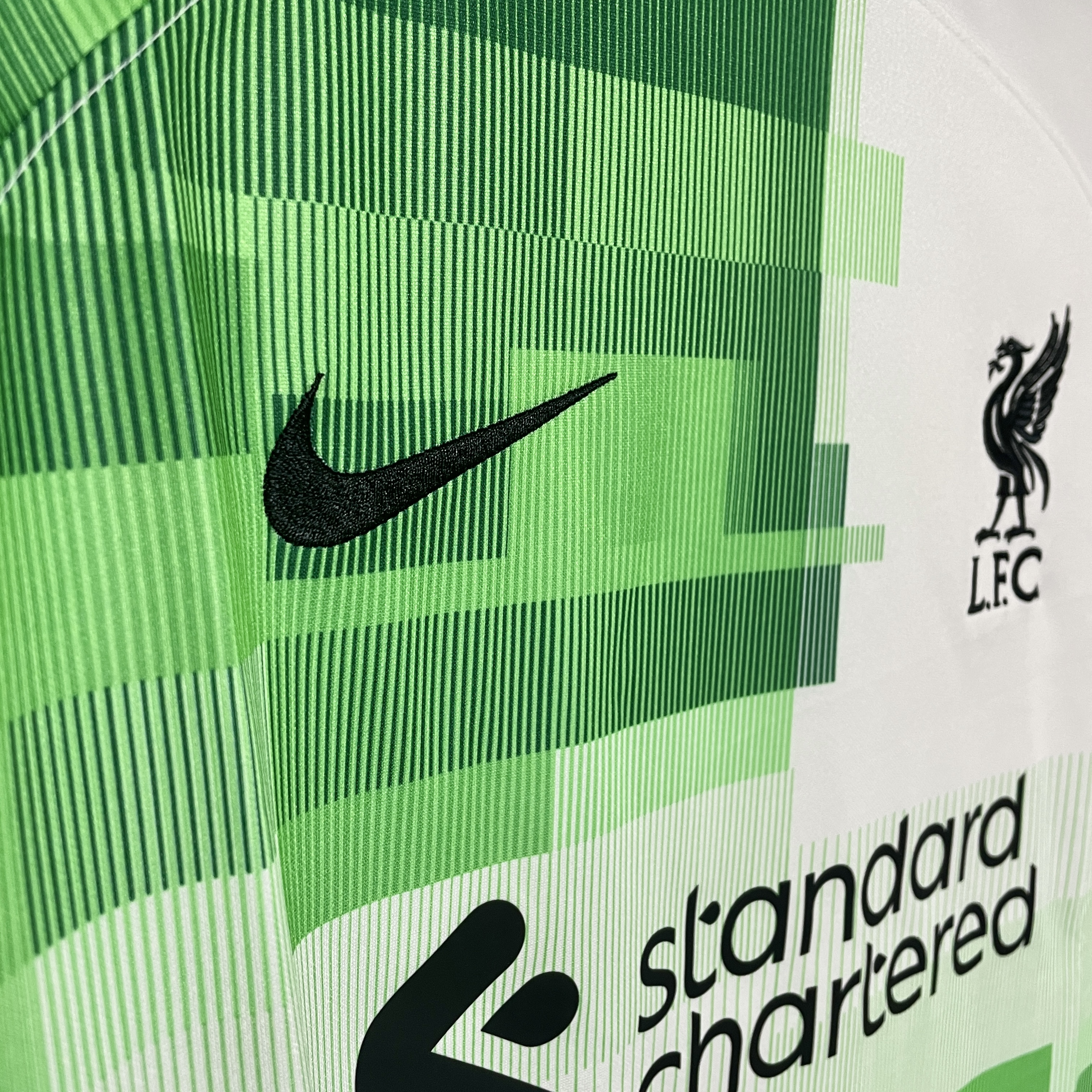 Nike Liverpool FC 2023/24 Dri-Fit Stadium Away Jersey White Green Spark (Non Marking Ver.) 착용 스타일 - 3