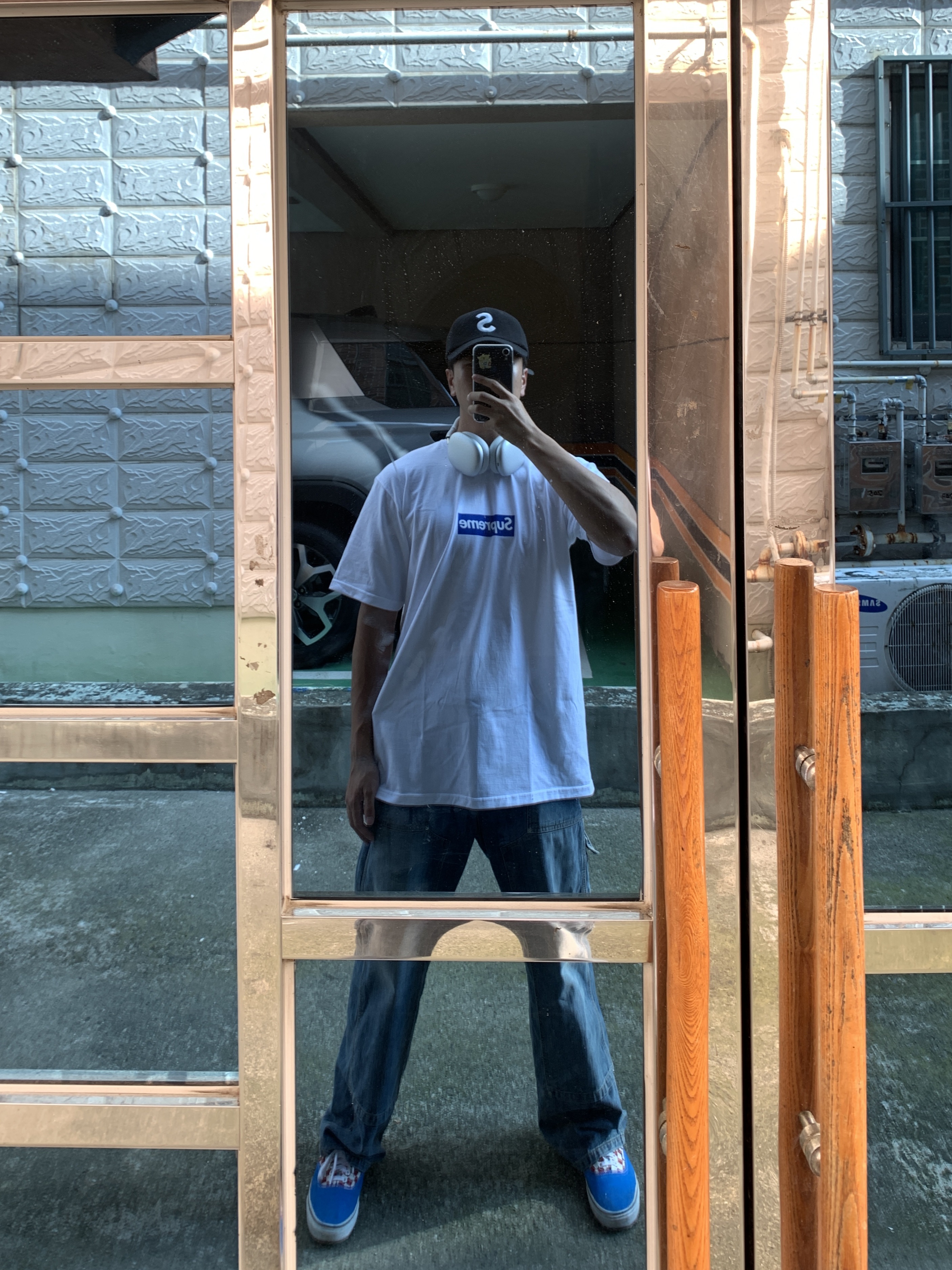 Supreme Boiled Wool S Logo 6-Panel Black - 22FW, Supreme Seoul Box Logo T-Shirt White - 23FW 착용 스타일 - 1