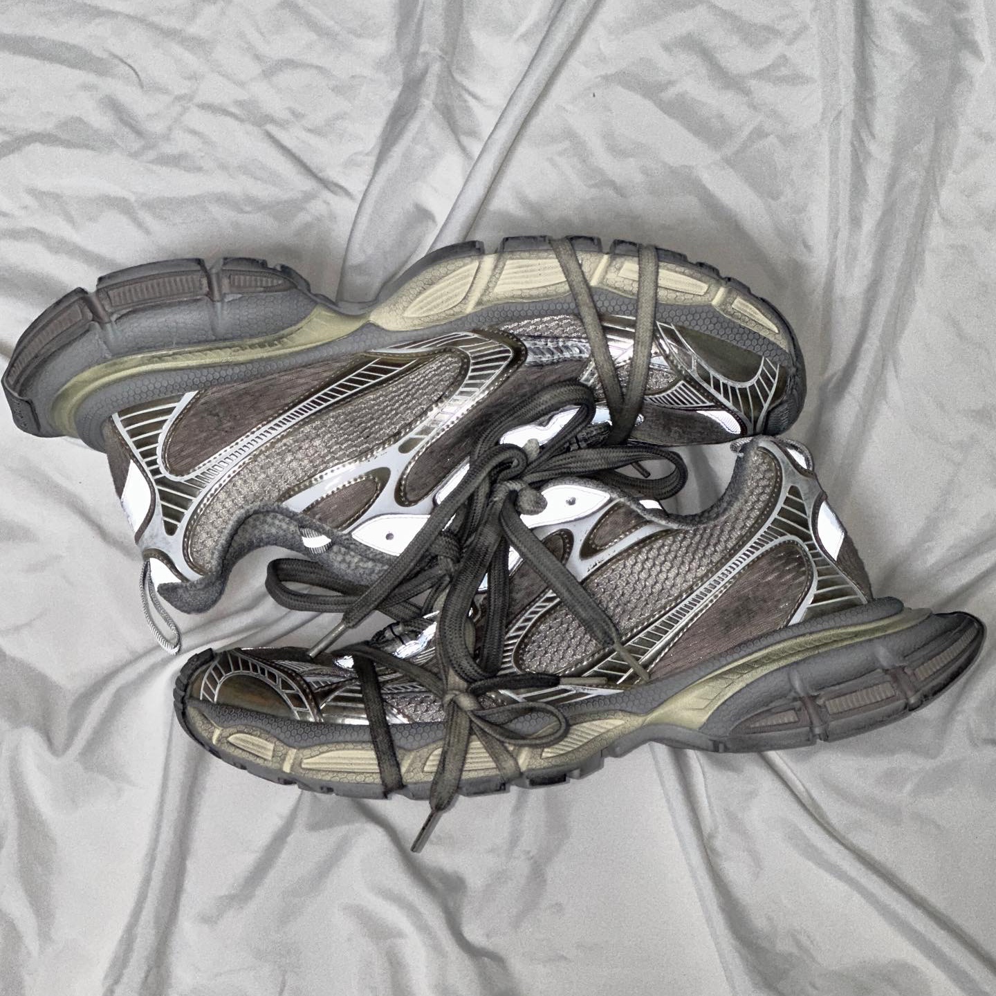 Balenciaga 3XL Sneakers Light Beige 착용 스타일 - 2