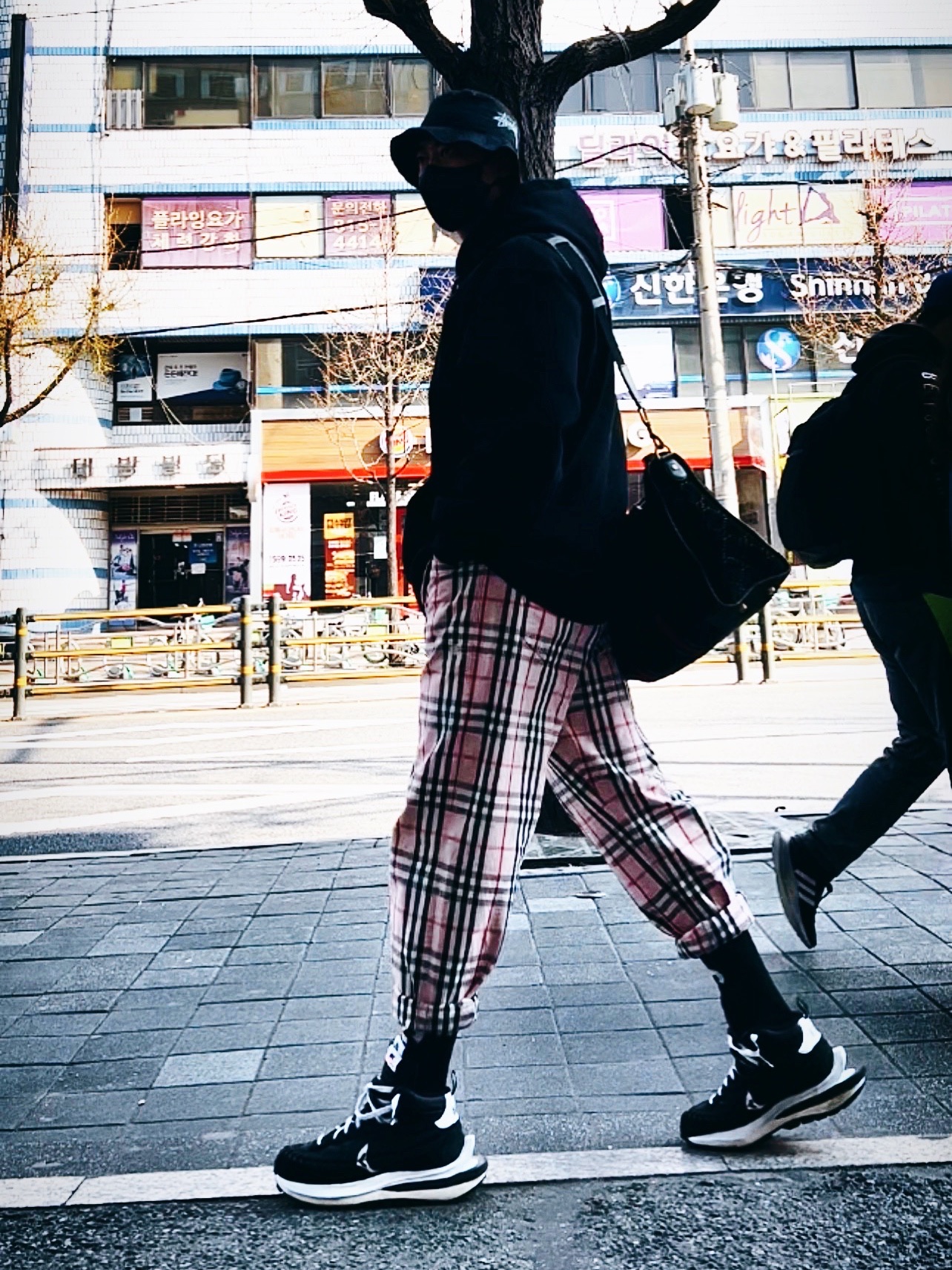 Nike x Stussy Bucket Hat Black, Supreme x Burberry Box Logo T-Shirt Black - 22SS 착용 스타일 - 2
