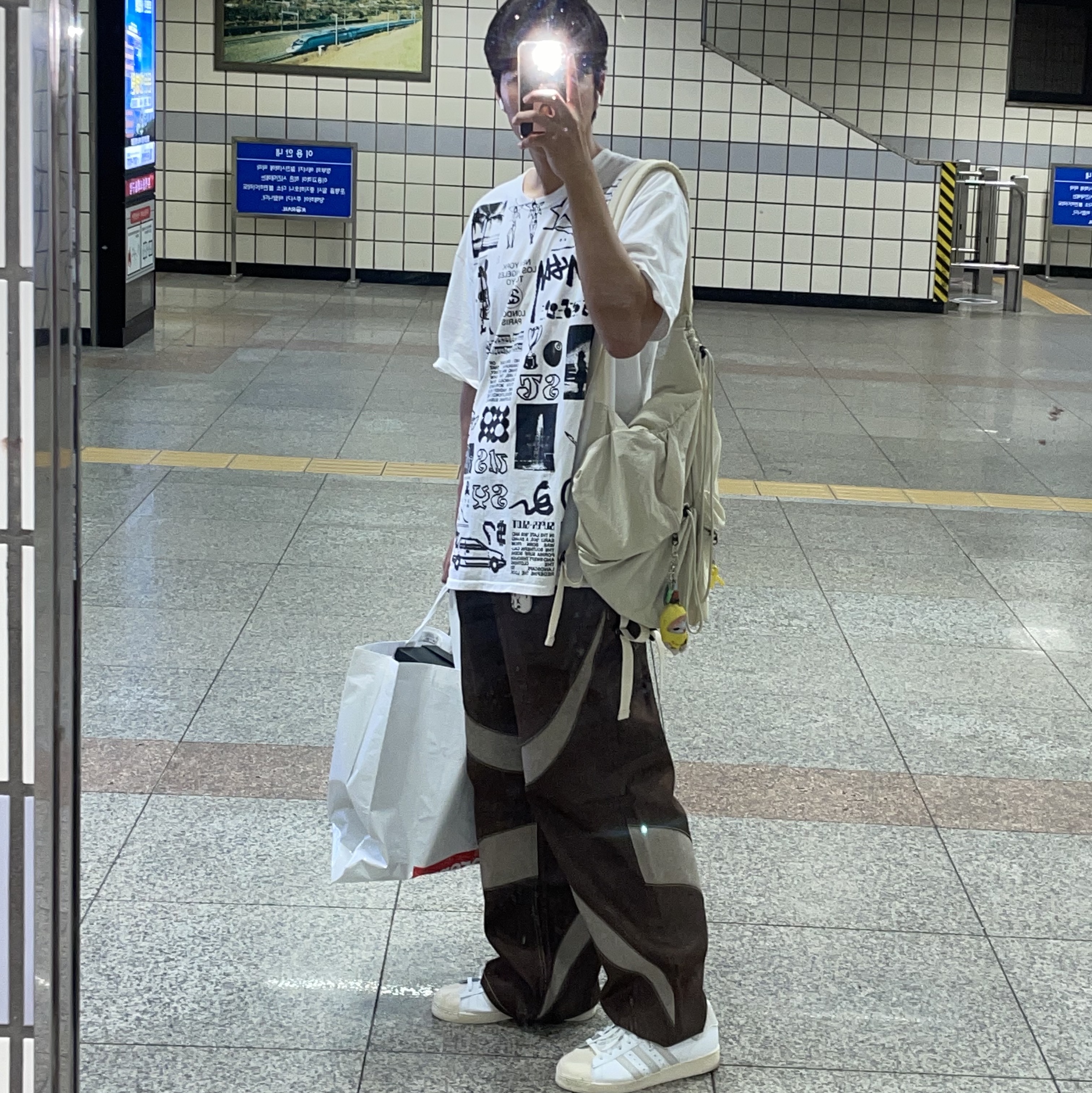 Stussy Sara T-Shirt White, Adidas Superstar Cream White Blue Bird 착용 스타일