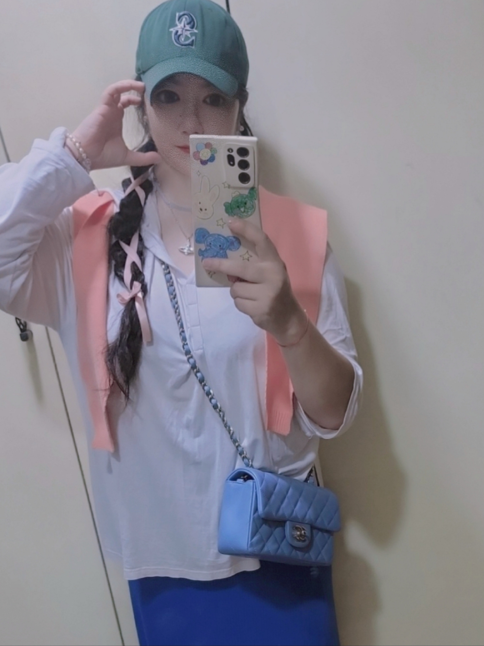 Vivienne Westwood Mini Bas Relief Pendant Silver, Chanel Mini Flap Bag Lambskin & Silver Black 착용 스타일 - 1