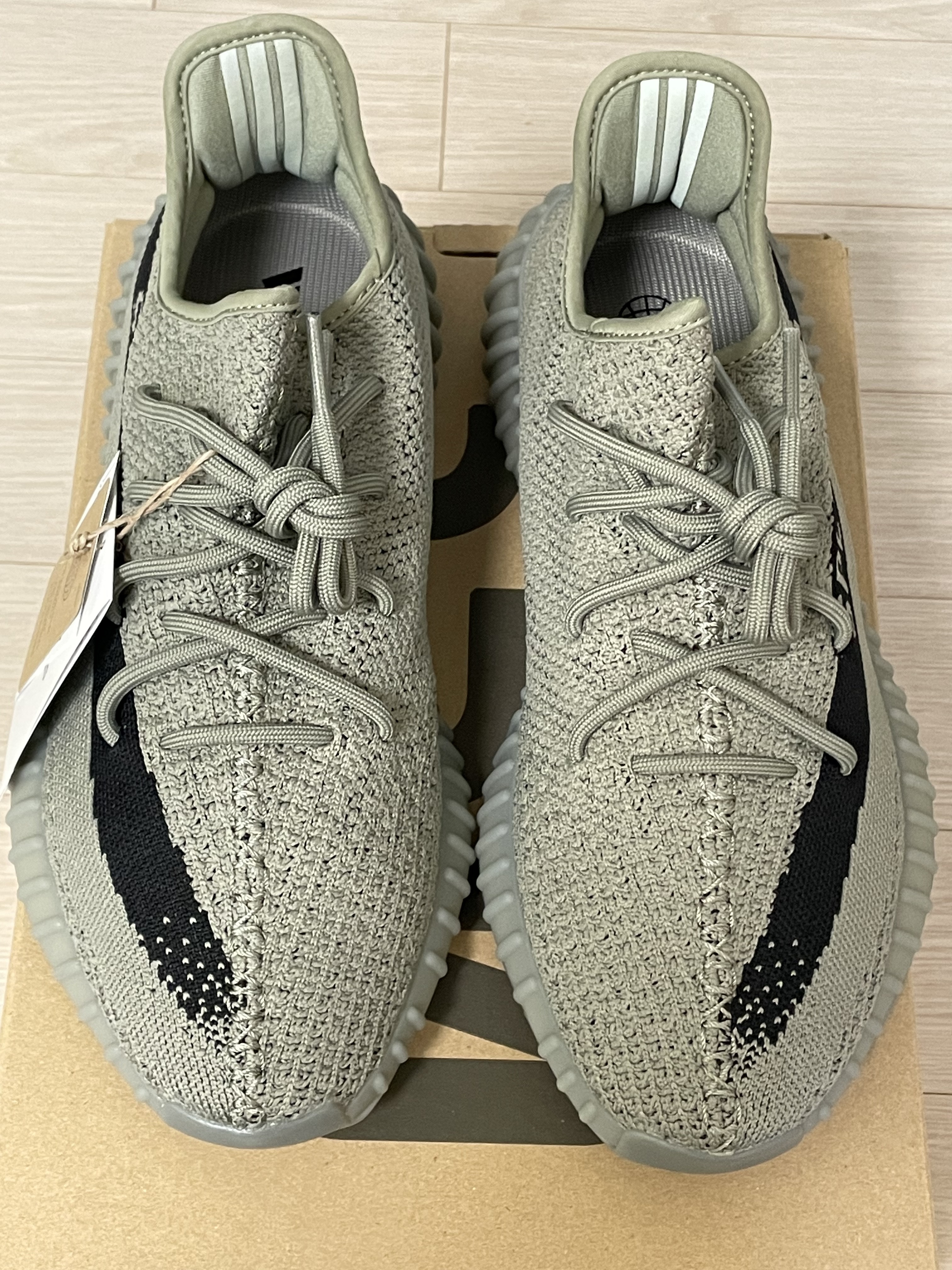 Adidas Yeezy Boost 350 V2 Granite Core Black 착용 스타일 - 3
