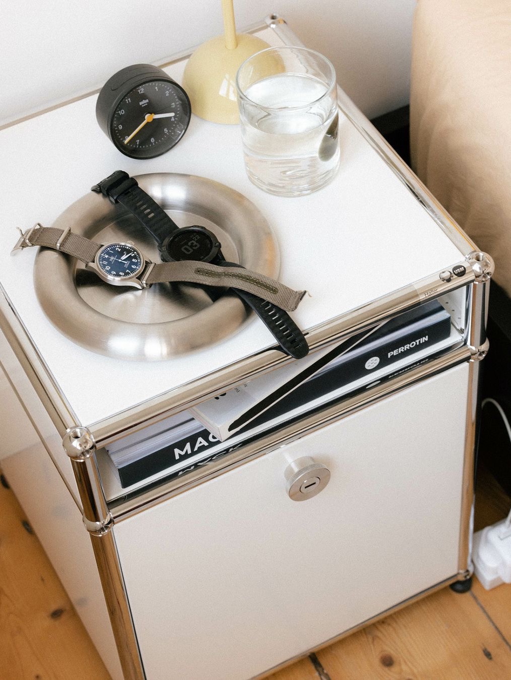 USM Haller Bedside Table Cream 착용 스타일 - 2