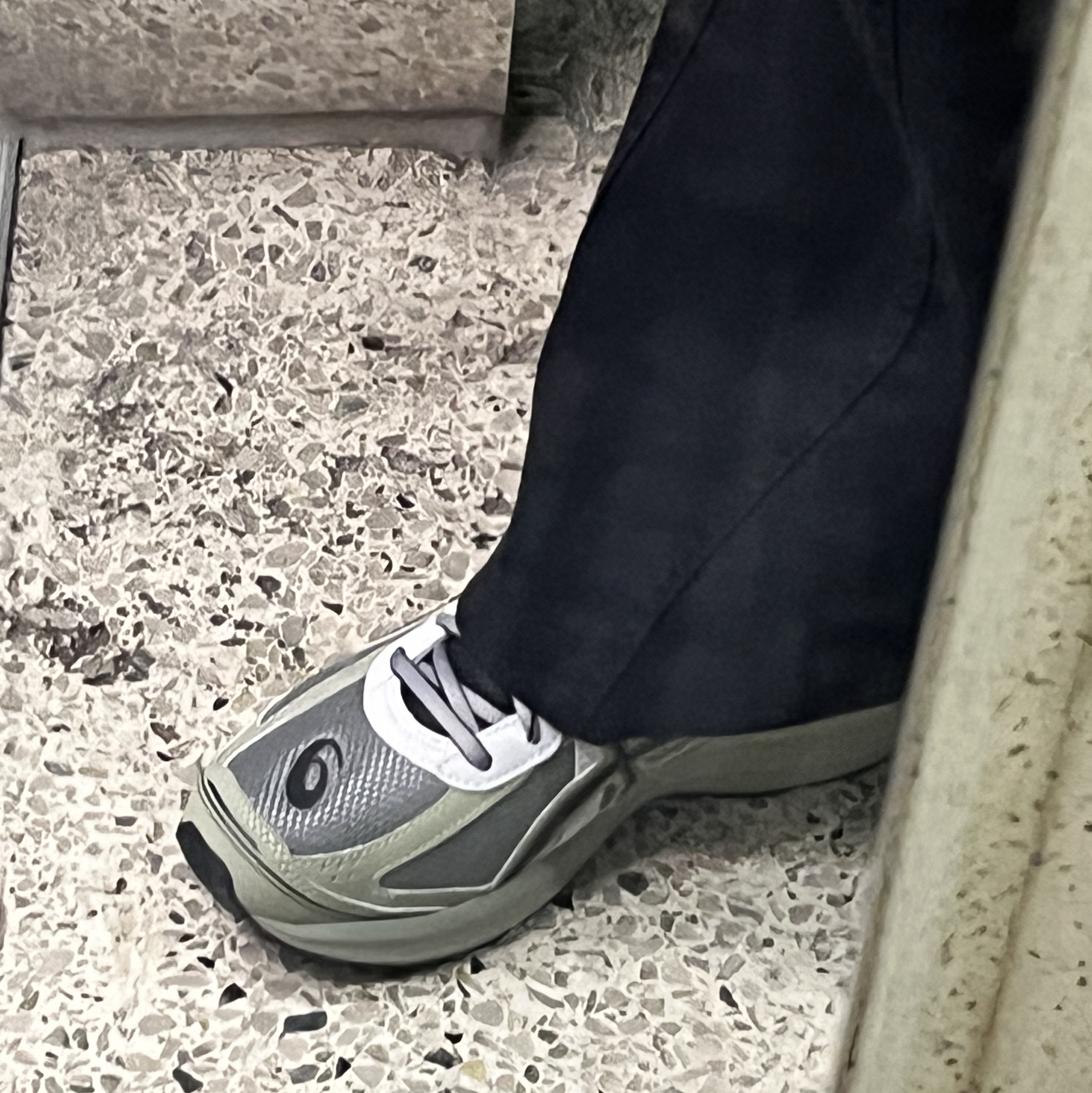 Asics Jog 100 S Sheet Rock - 2E Wide 착용 스타일 - 3