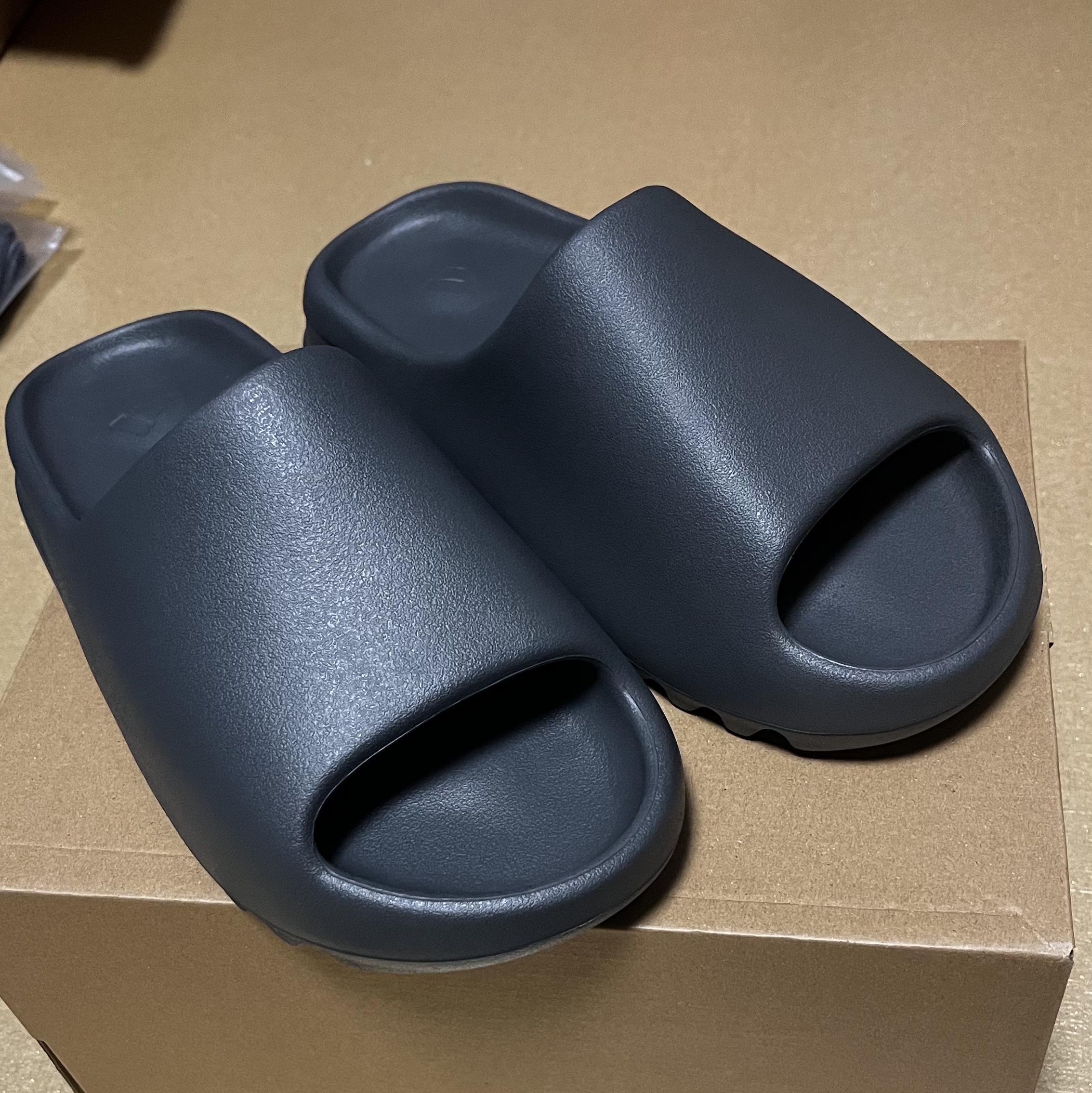 Adidas Yeezy Slide Slate Grey 착용 스타일