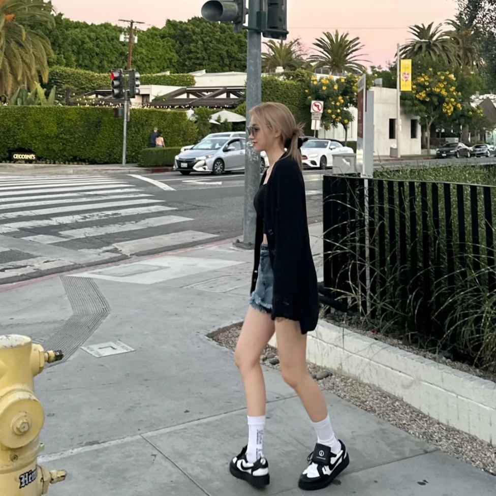 Nike x Peaceminusone Kwondo1 Black and White, (W) Matin Kim Over Knee Socks White 착용 스타일 - 1