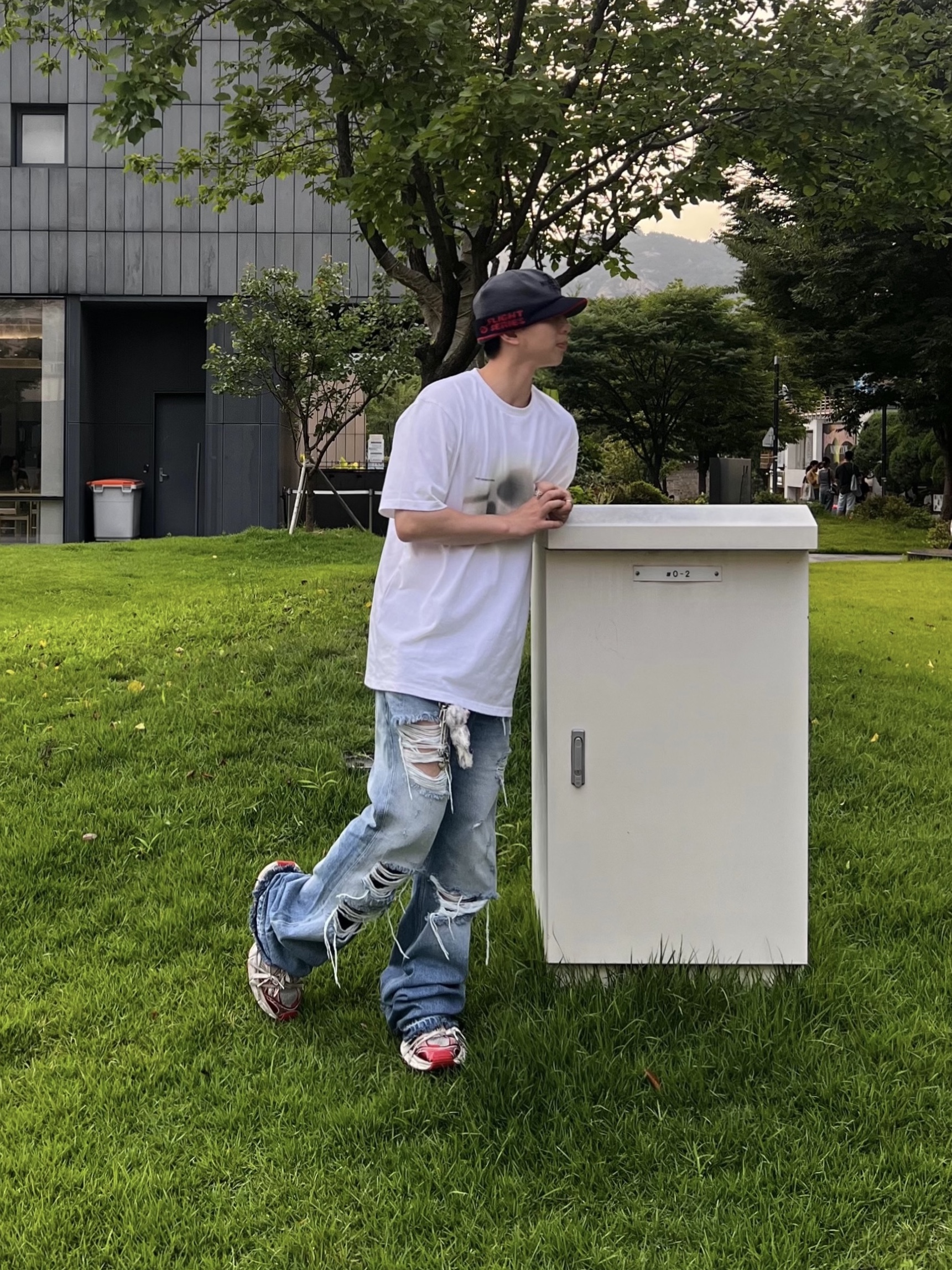 Balenciaga 3XL Sneakers White Red 착용 스타일 - 4