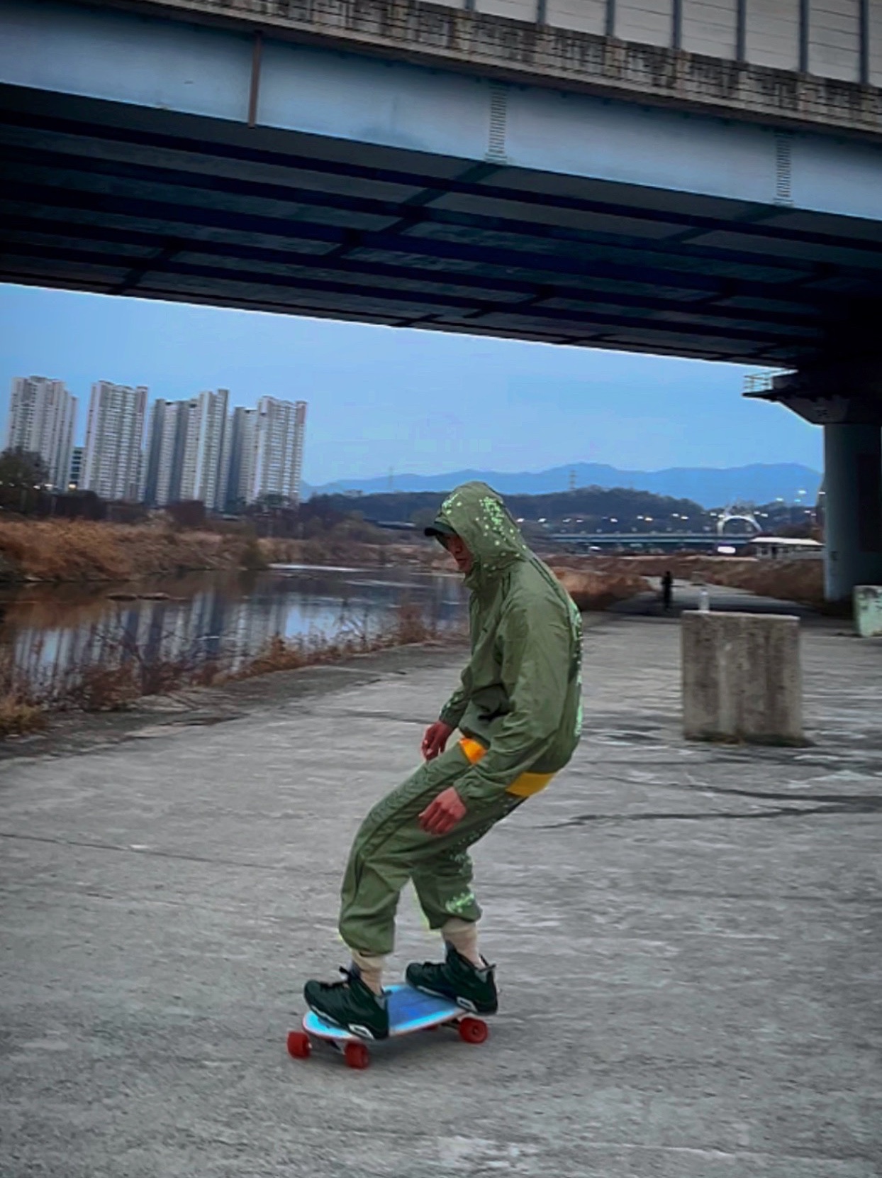 Supreme AOI Glow in the Dark Track Jacket Olive - 22SS, Supreme Waxed Cotton Camp Cap Green - 21FW 착용 스타일 - 1