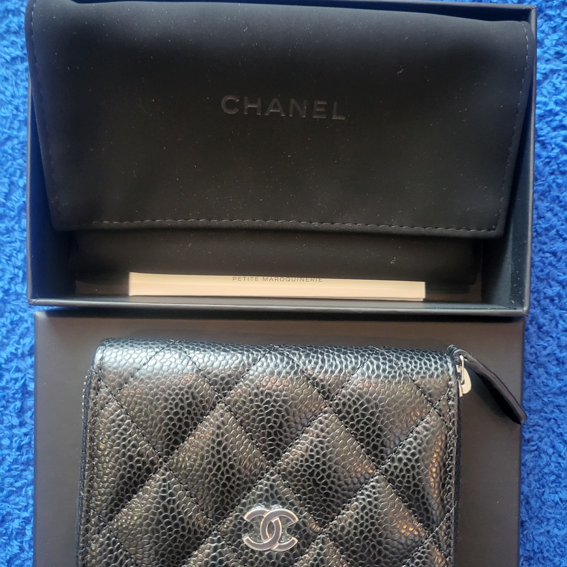 Chanel Classic Zipped Coin Purse Grained Calfskin & Silver Black 착용 스타일 - 2