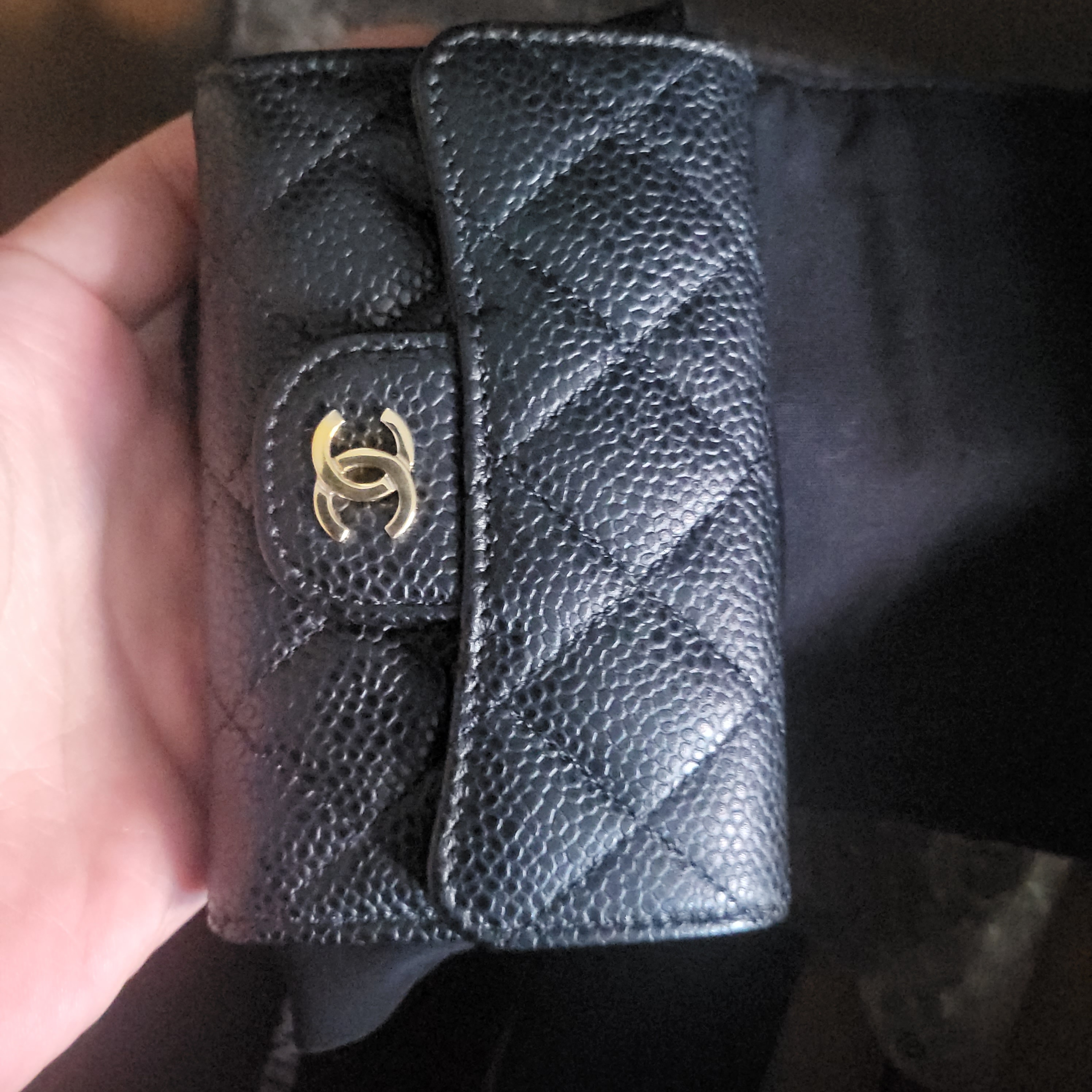 Chanel Classic Card Holder Grained Calfskin & Gold Black 착용 스타일