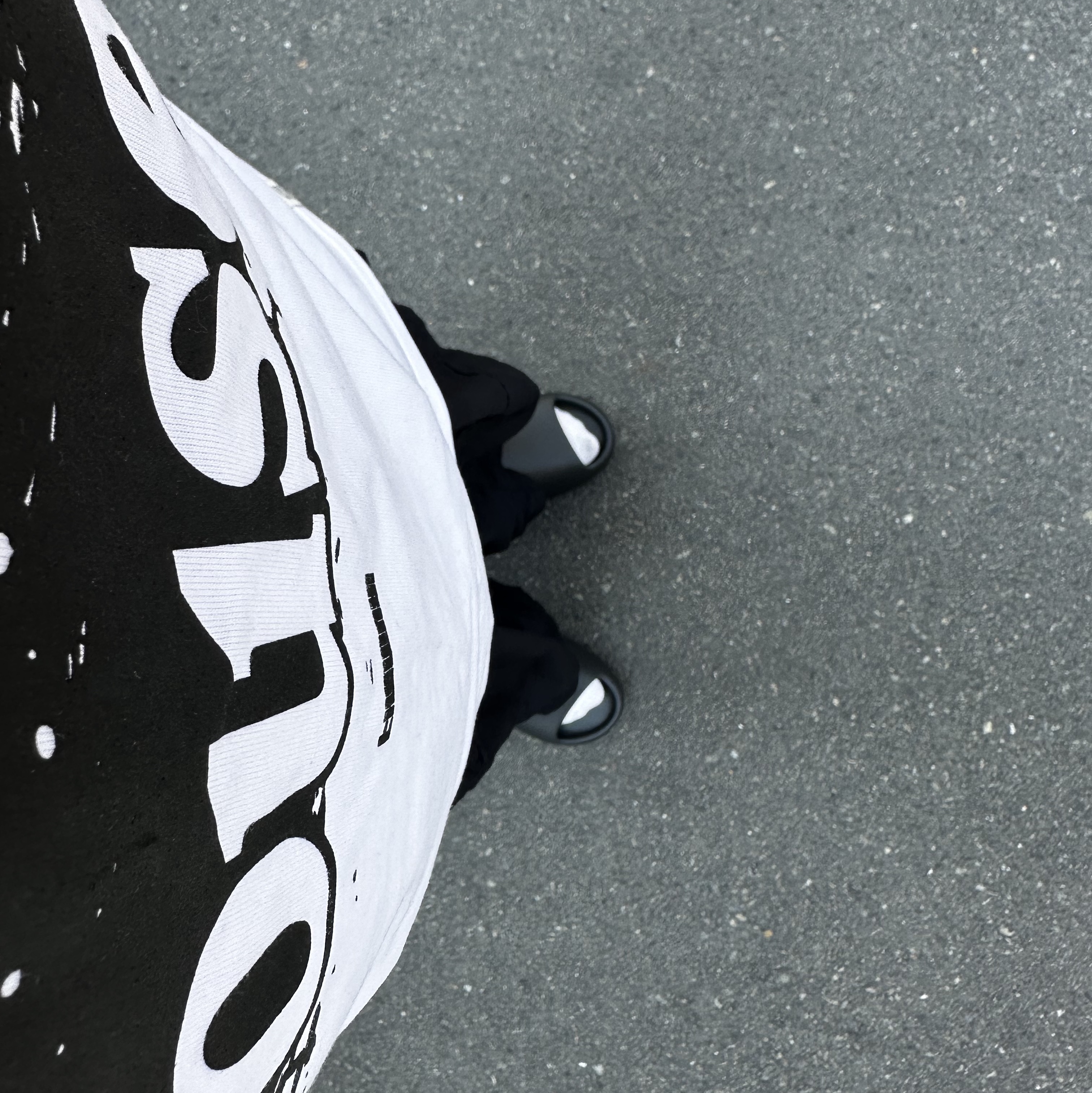 Adidas Yeezy Slide Onyx 착용 스타일