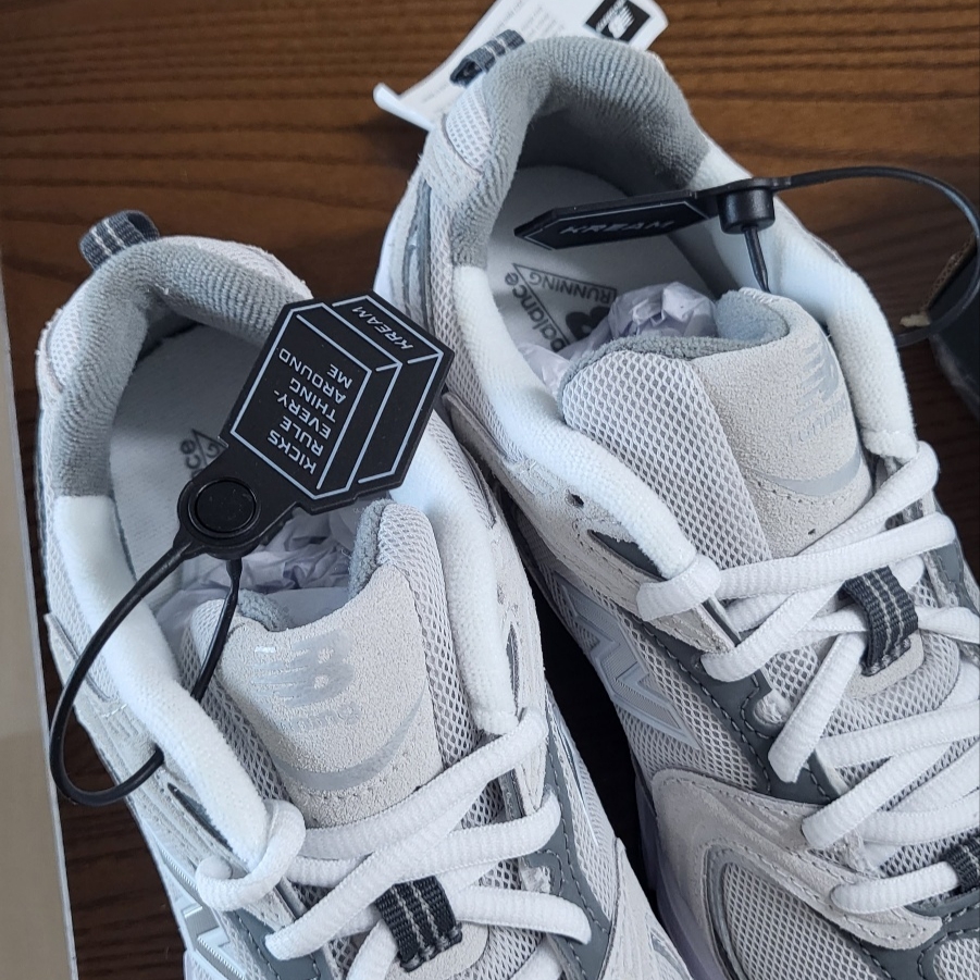 New Balance 530 Classic Grey 착용 스타일