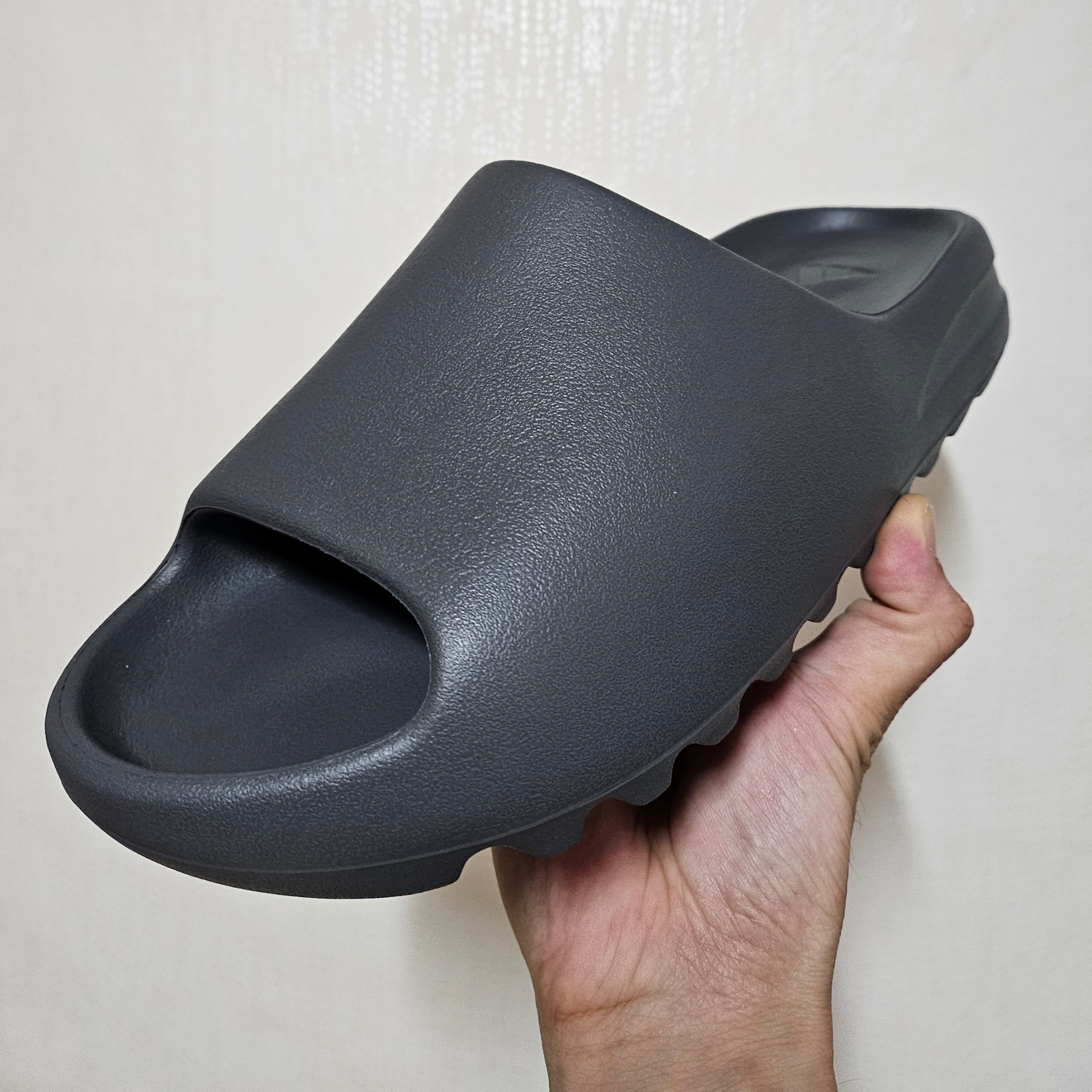 Adidas Yeezy Slide Slate Grey, Adidas Yeezy Slide Slate Marine 착용 스타일 - 1
