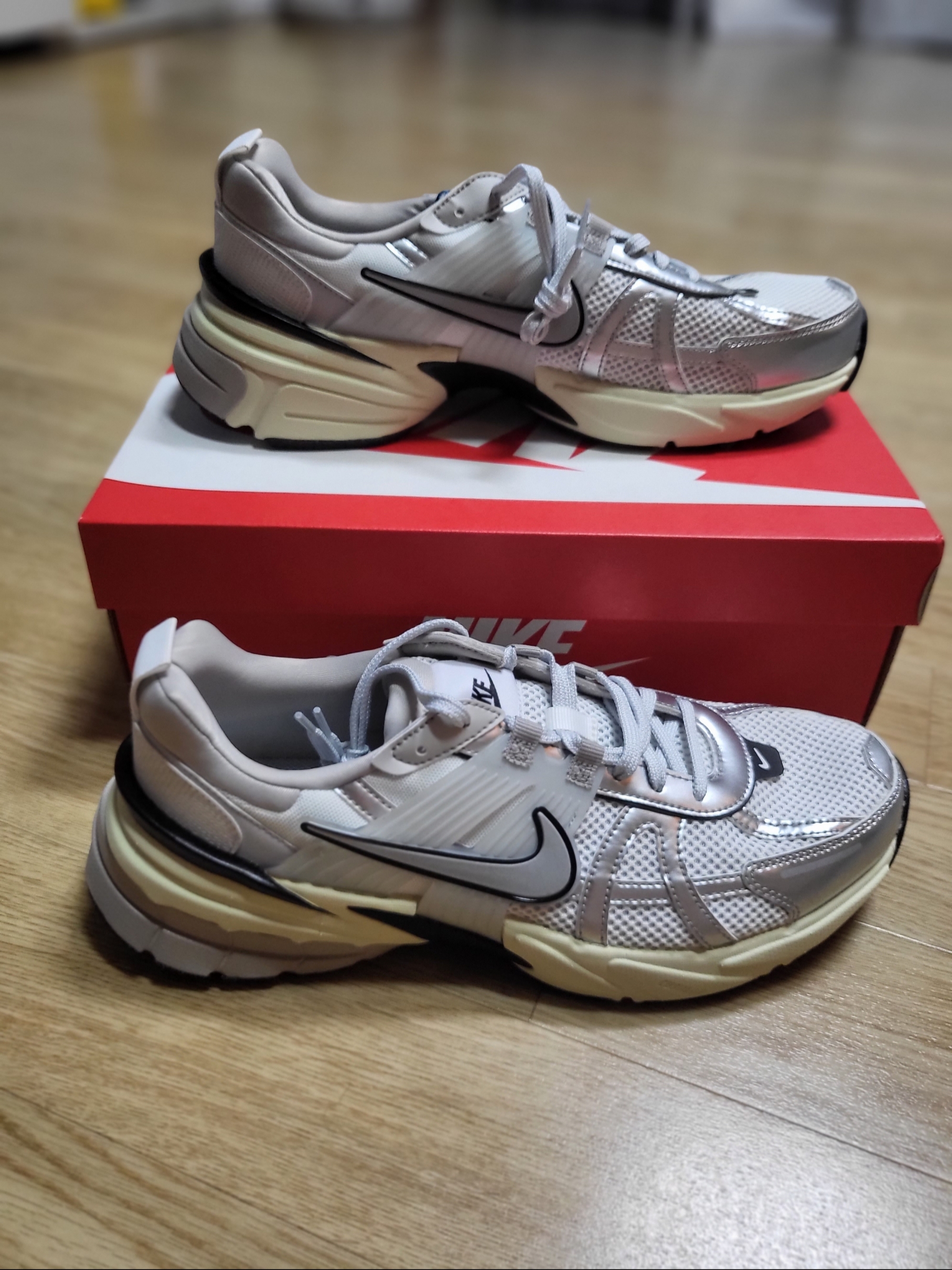 Nike V2K Run Summit White Metallic Silver 착용 스타일