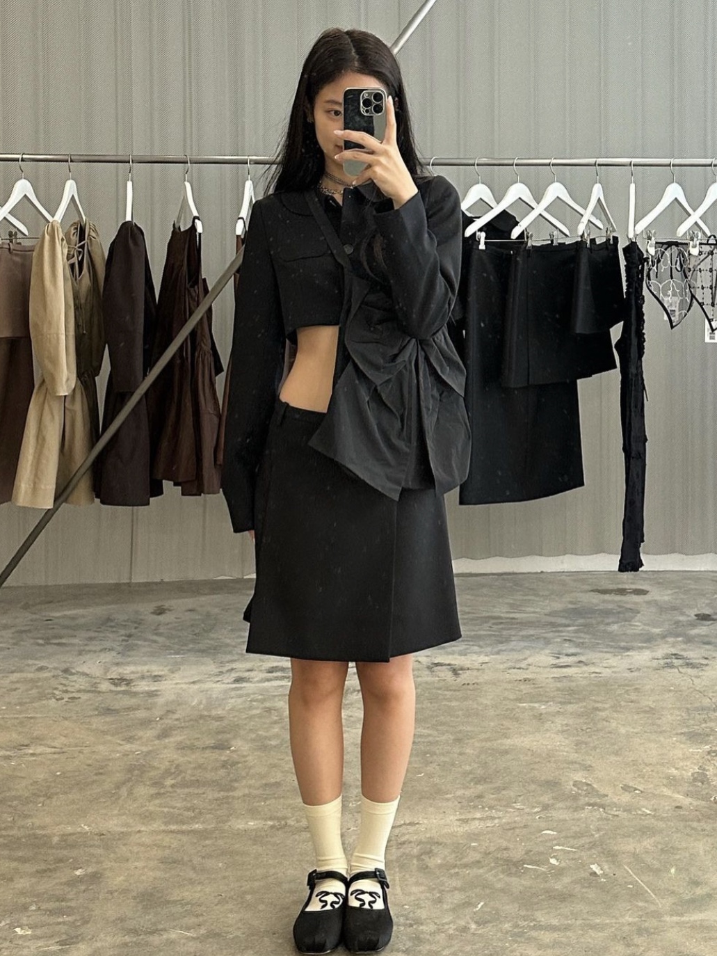 (W) Sandy Liang Mary Jane Pointe Shoe Black Satin 착용 스타일