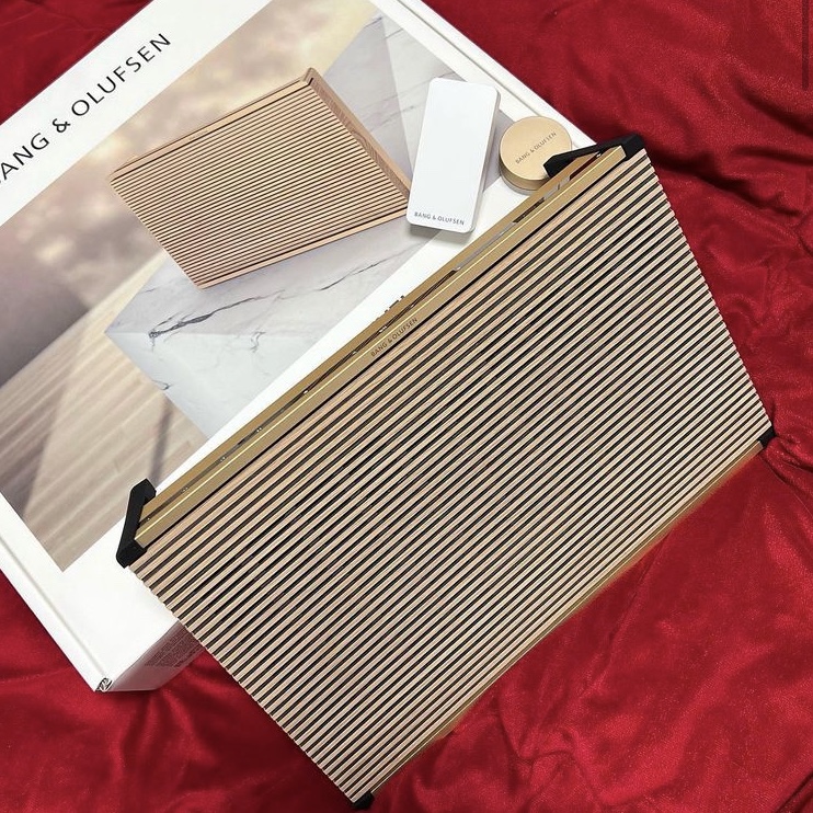 Bang & Olufsen Beosound Level Non-GVA Gold Tone 착용 스타일