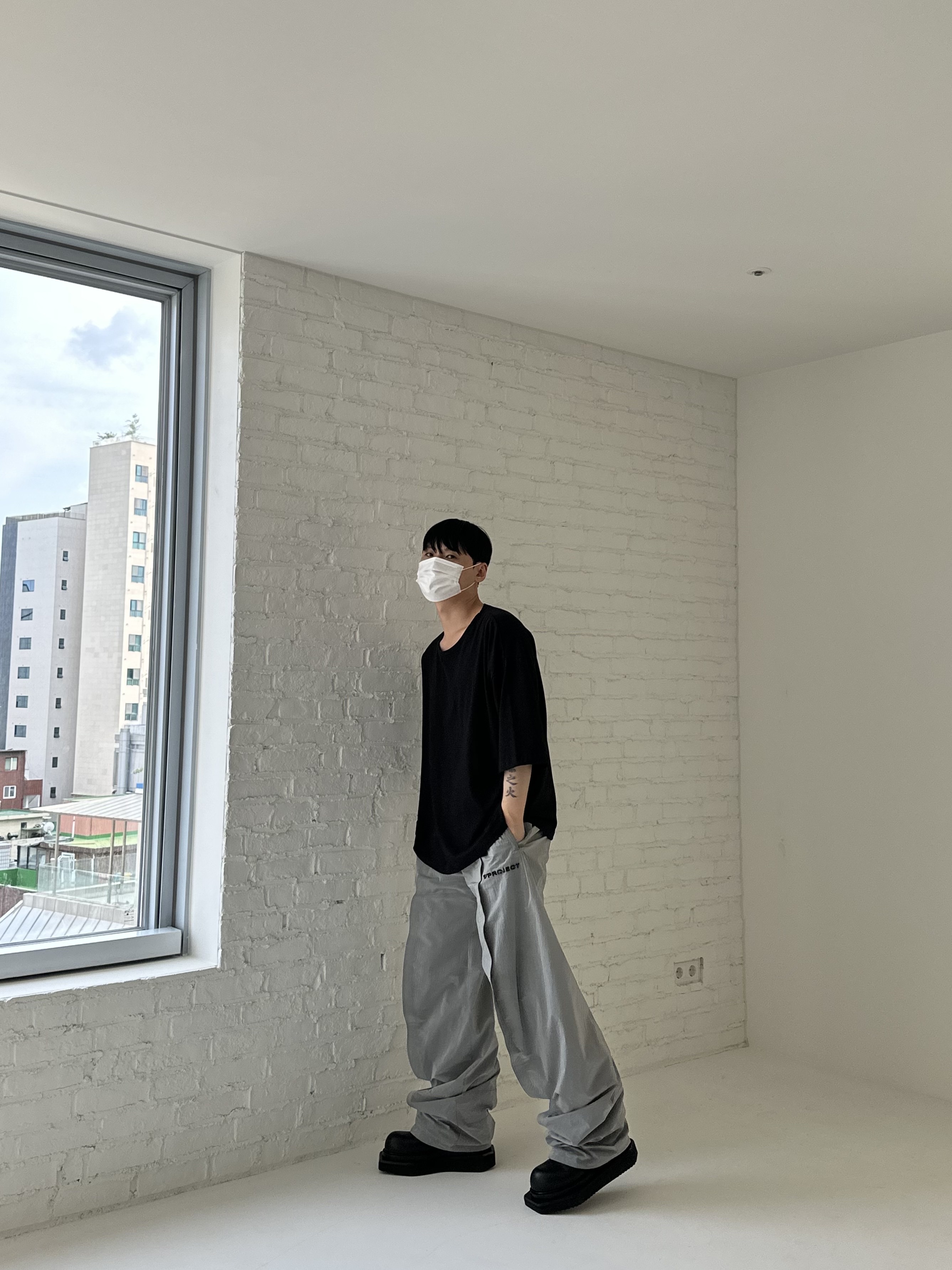 Y/Project Banana Parachute Pants Grey 착용 스타일 - 1