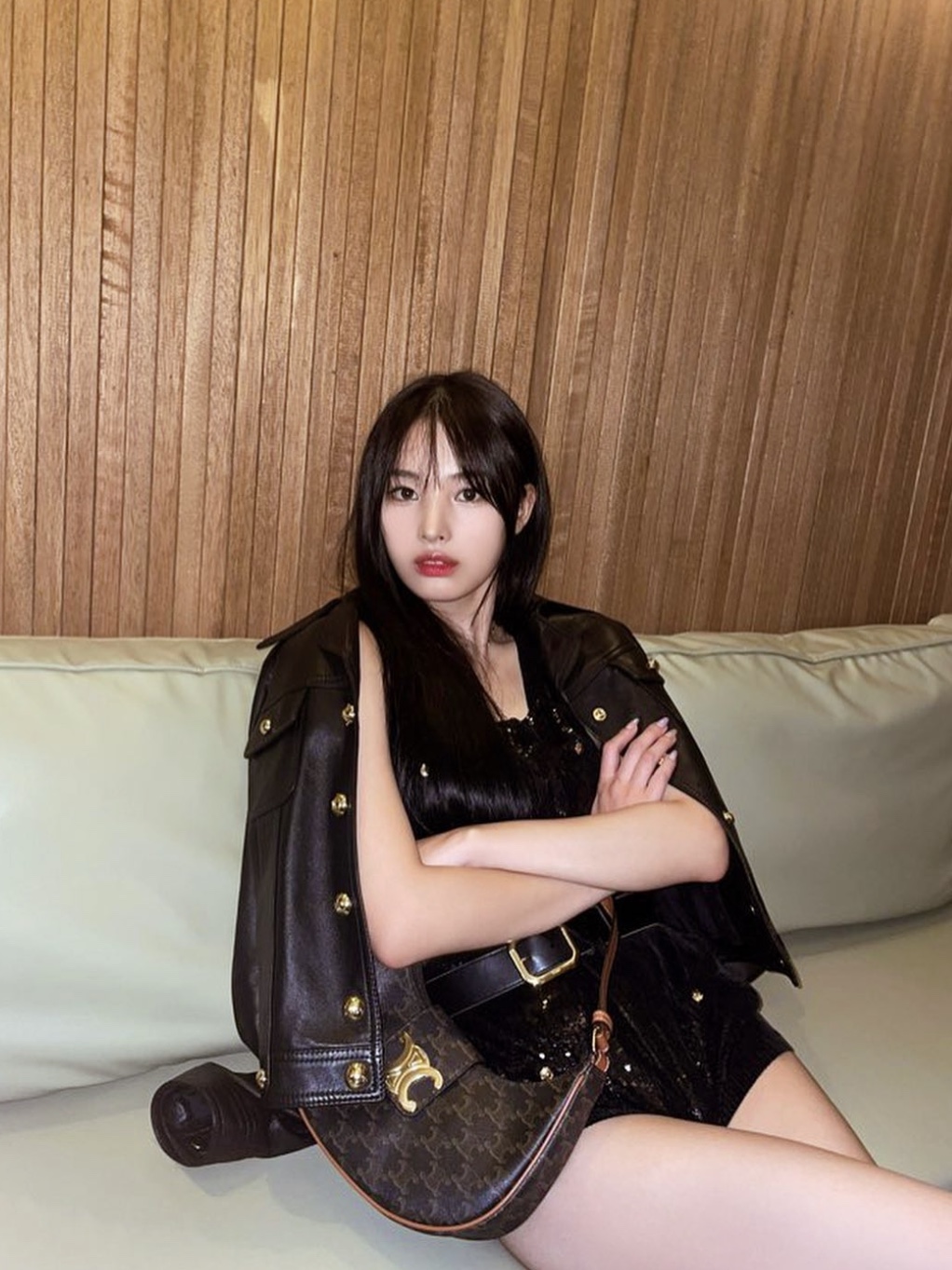 Celine Medium Ava Triomphe Bag in Triomphe Canvas Calfskin Tan 착용 스타일