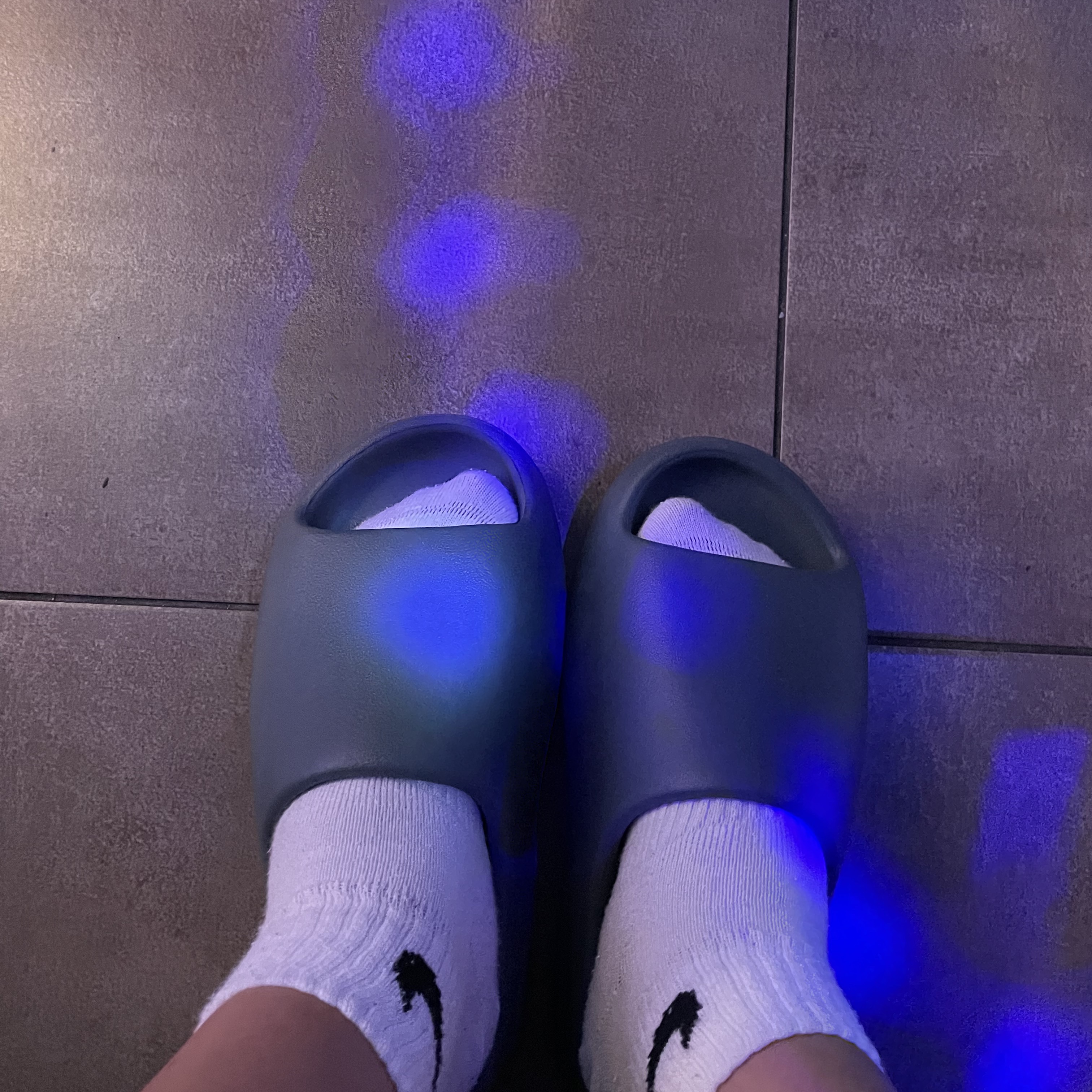 Adidas Yeezy Slide Slate Marine 착용 스타일