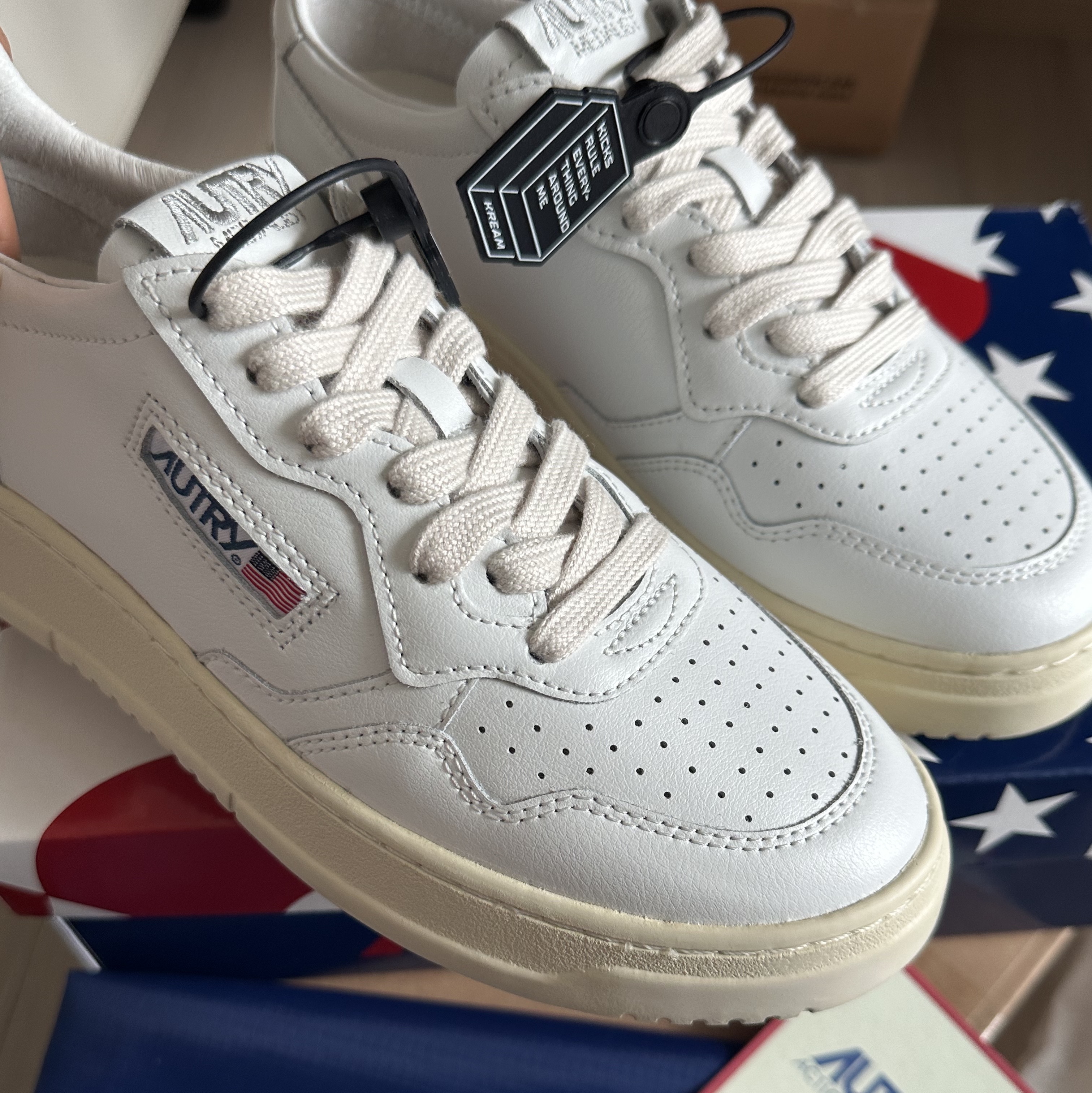 (W) Autry Medalist Low Leather Sneakers White 착용 스타일