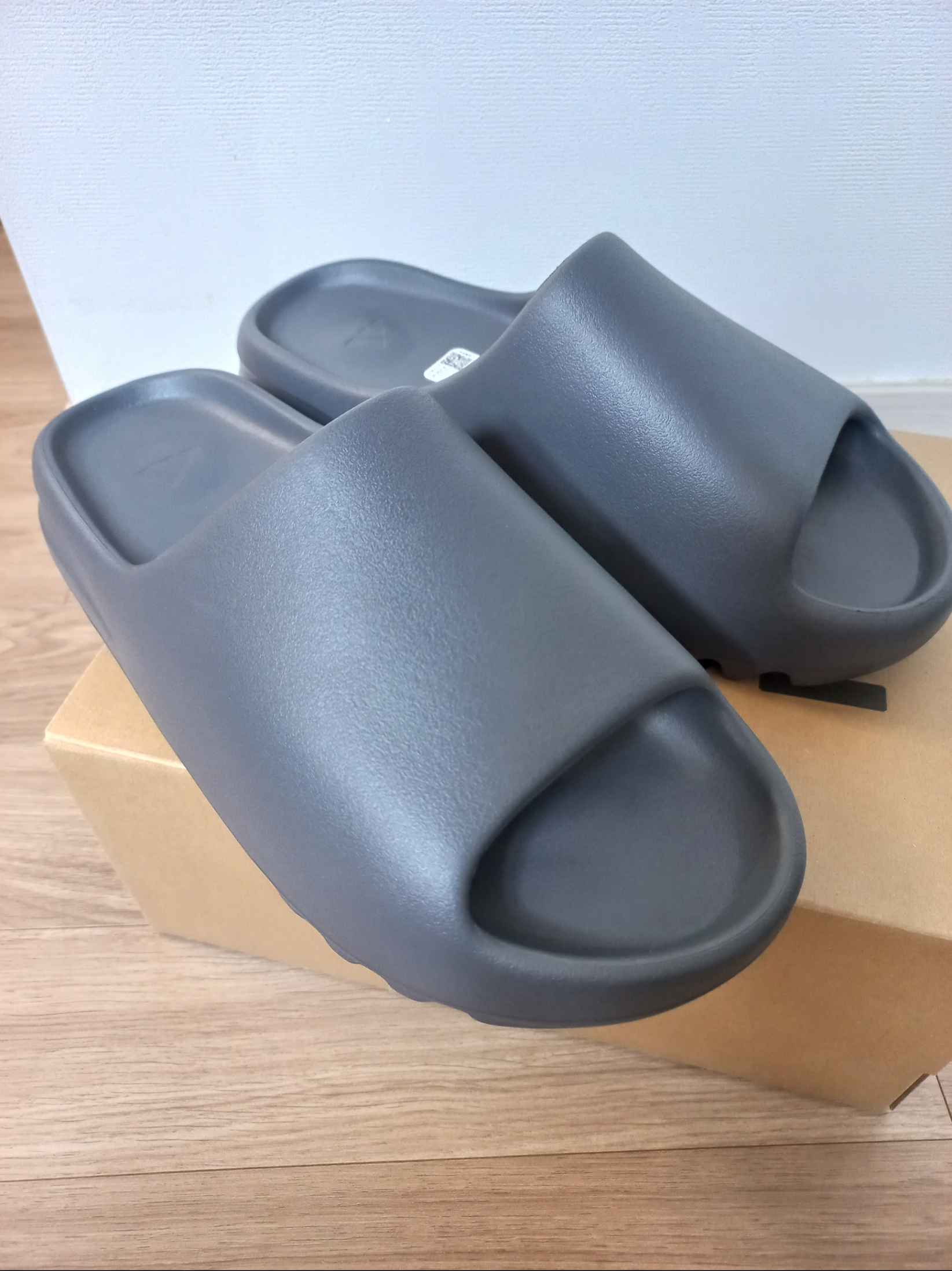Adidas Yeezy Slide Slate Grey 착용 스타일 - 3