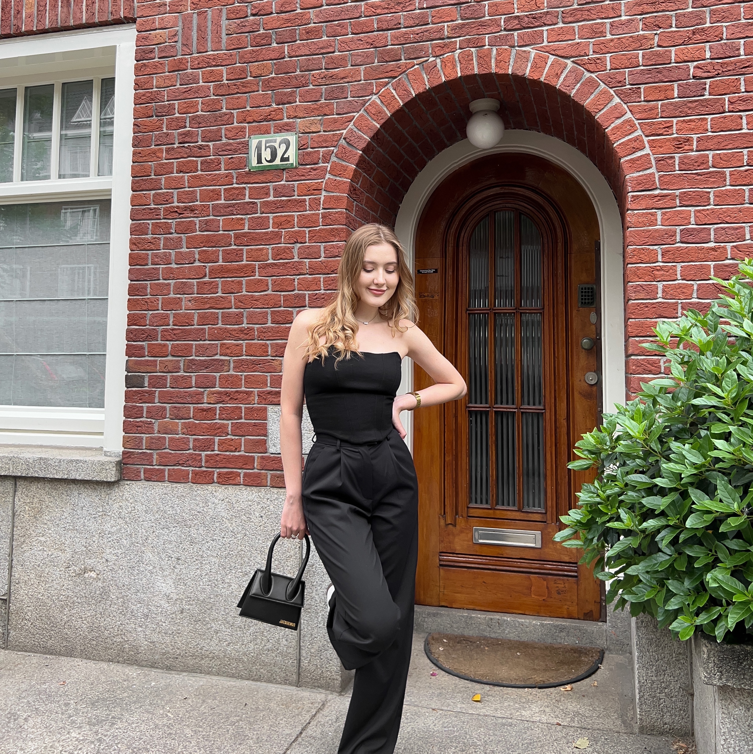 Jacquemus Le Chiquito Moyen Leather Handbag Black 착용 스타일 - 4