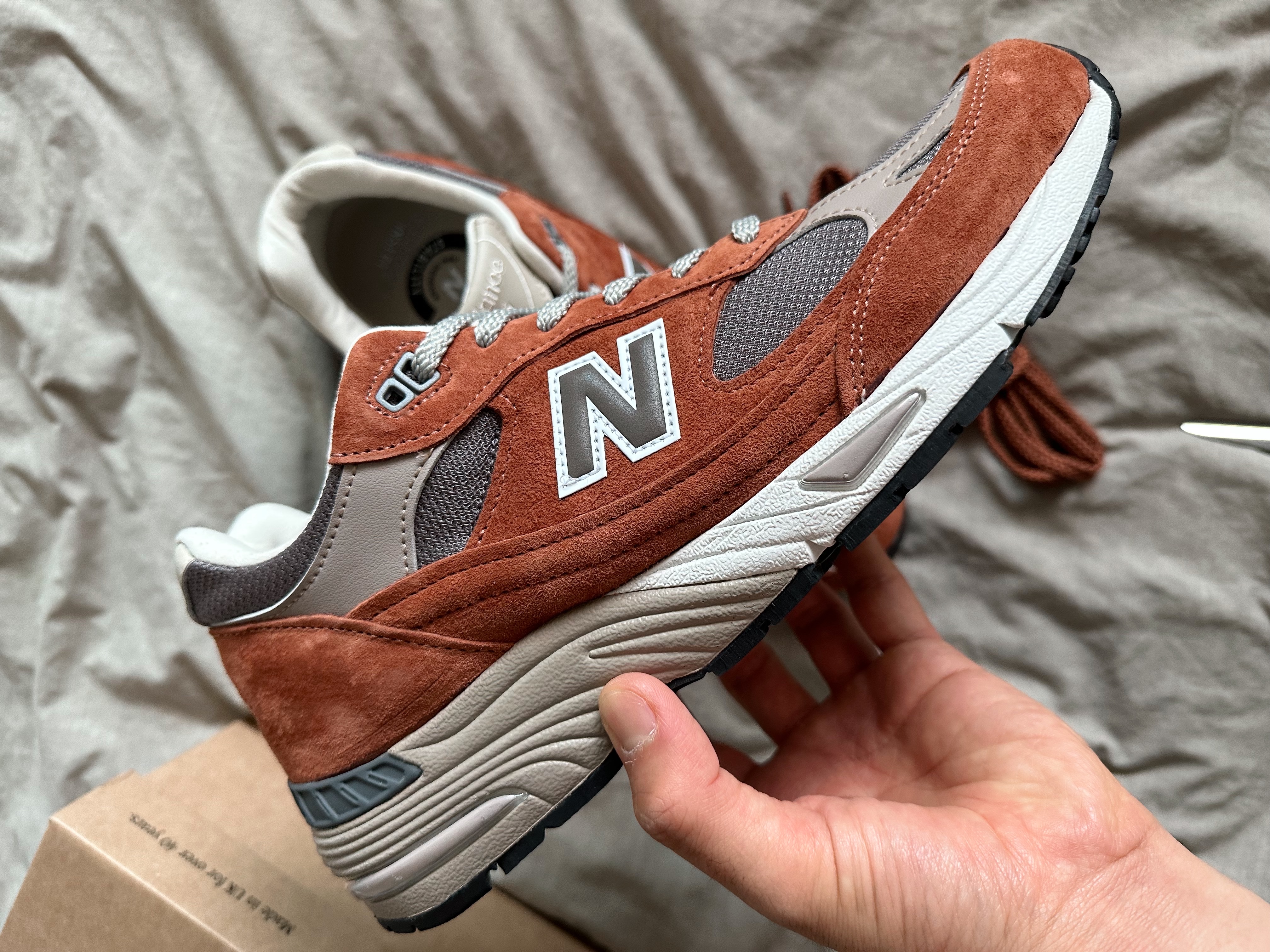 New Balance 991 Made in UK Sequoia Falcon 착용 스타일 - 3