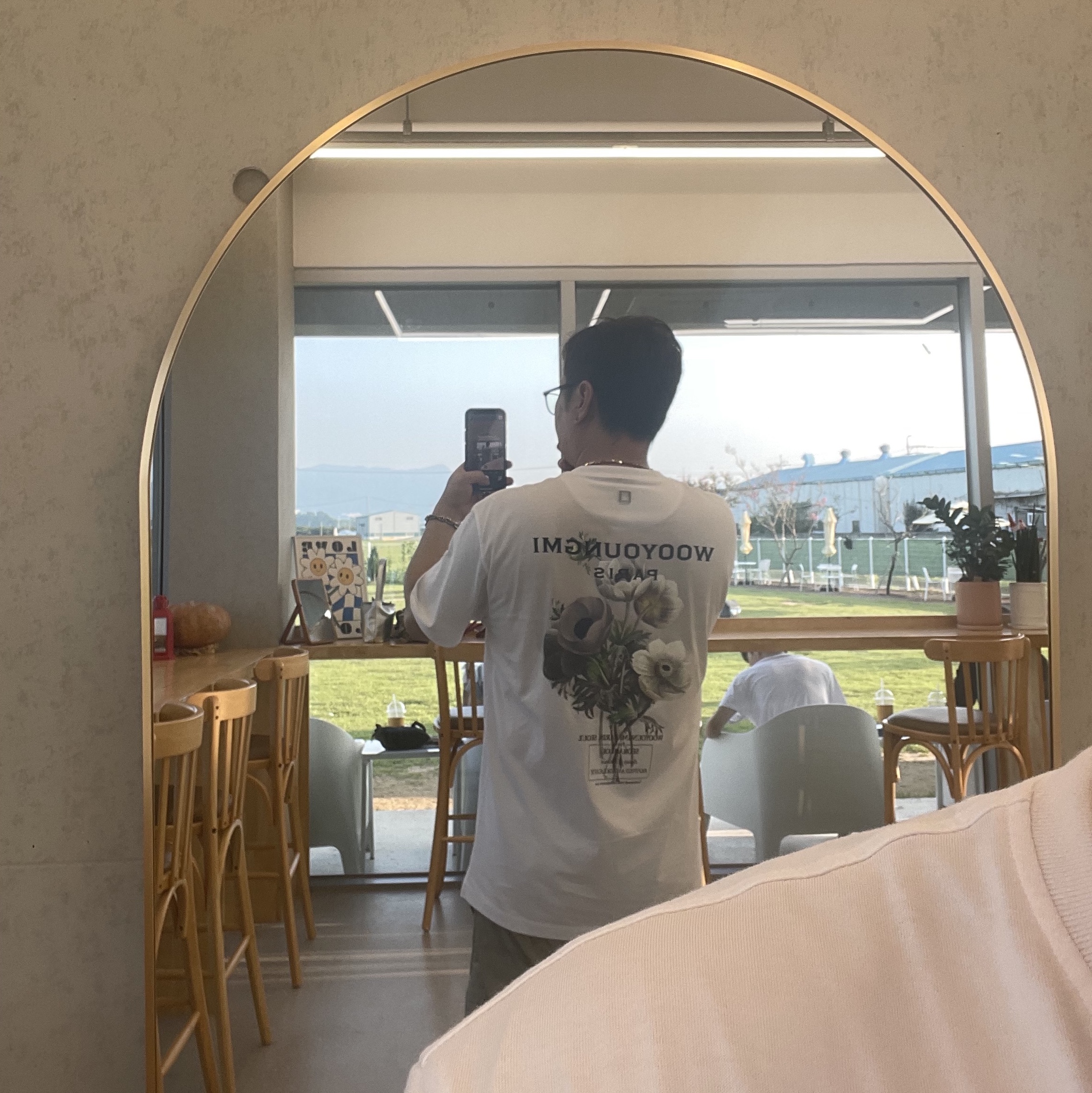 Jordan 1 x Travis Scott Retro Low OG SP Sail and Ridgerock, Wooyoungmi Flower Print Back Logo T-Shirt White - 23FW 착용 스타일 - 2