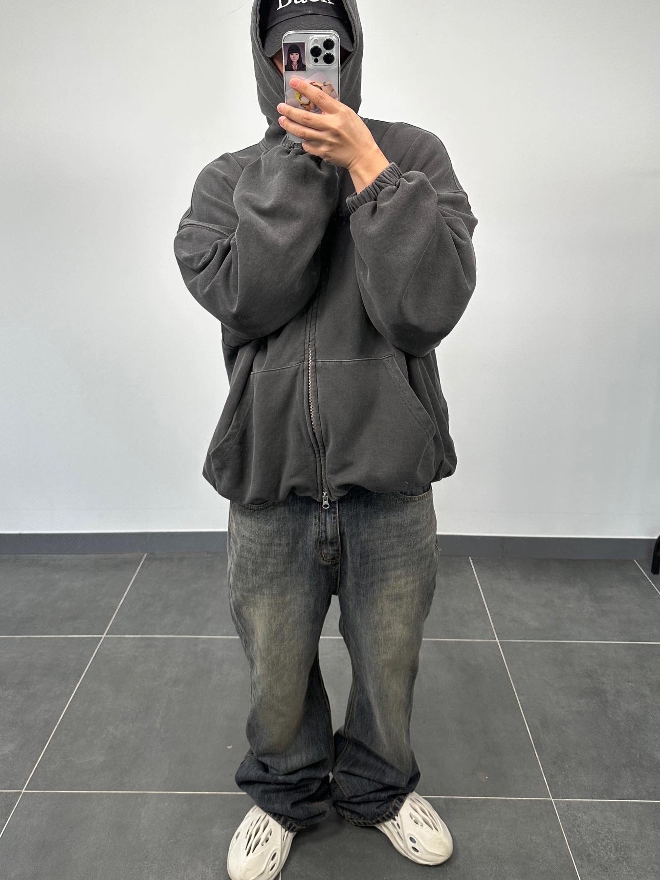 Adidas Yeezy Foam RNNR Ararat 착용 스타일 - 2