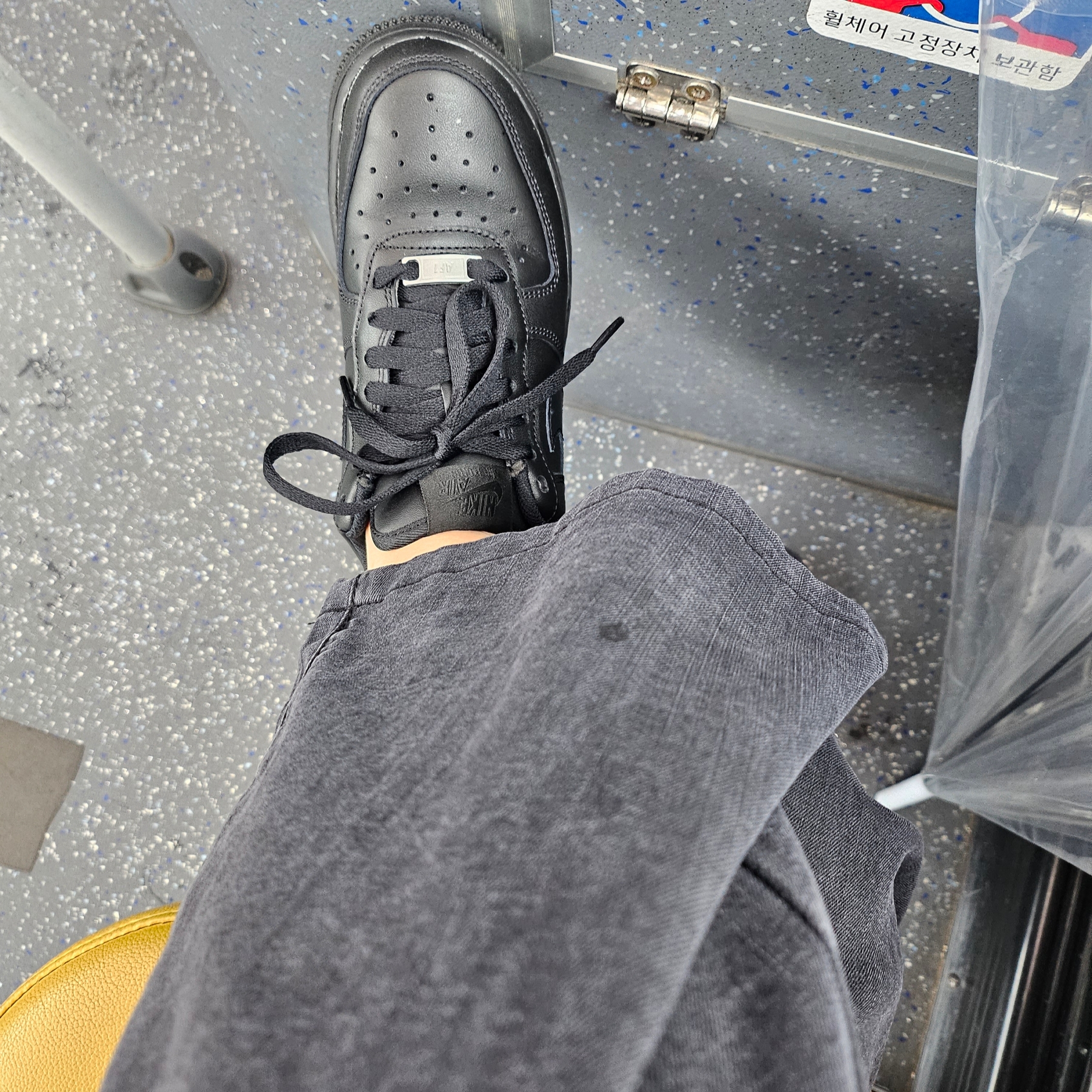 (W) Nike Air Force 1 '07 Low Triple Black 착용 스타일 - 3