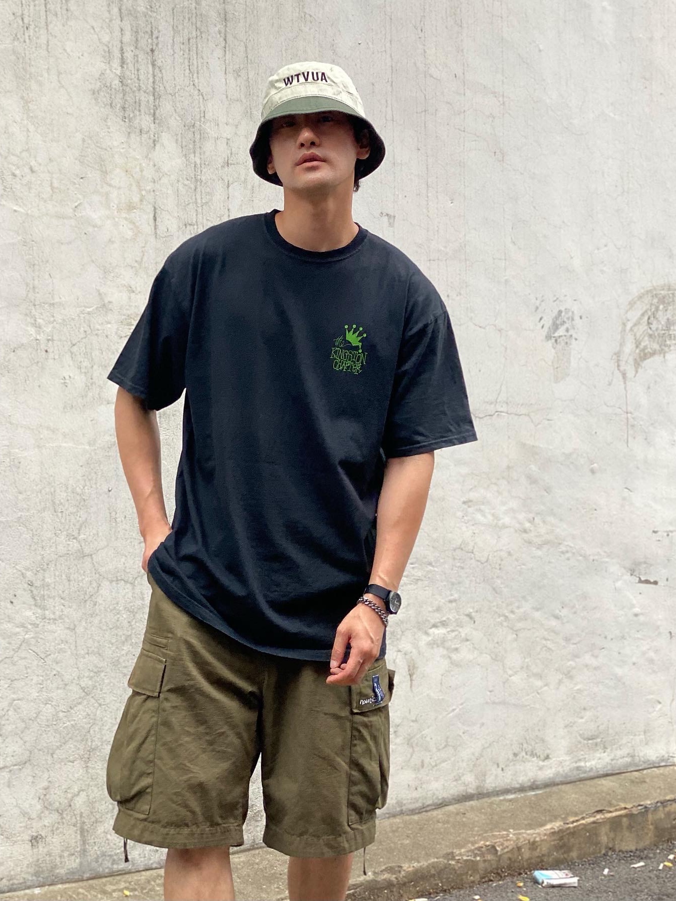 Crocs x Palace Classic Clog Woodland Camo 착용 스타일 - 2