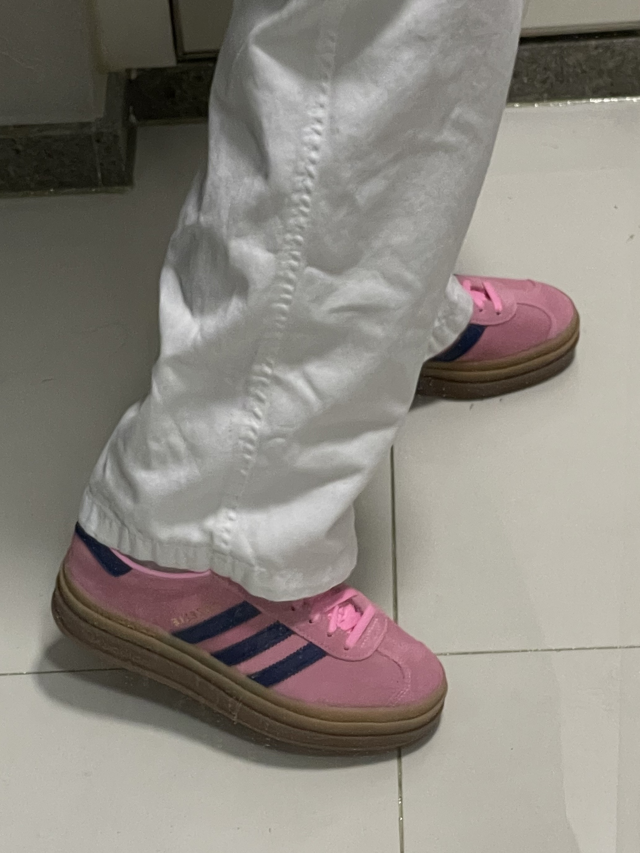 (W) Adidas Gazelle Bold Pink Glow Victory Blue, Nike Tottenham Hotspur 2022/23 Dri-Fit Stadium Home Jersey White (Non Marking Ver.) 착용 스타일 - 3