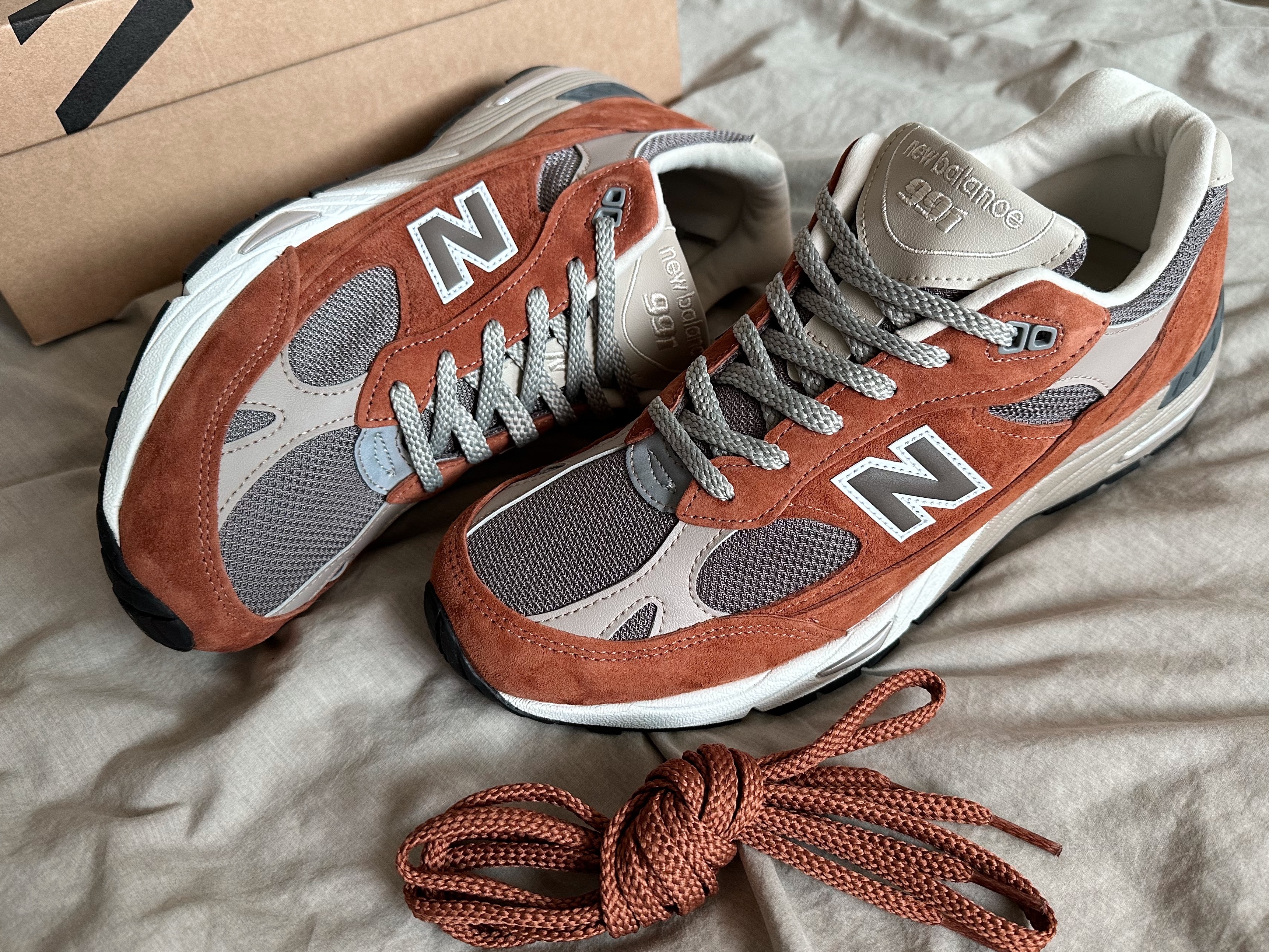 New Balance 991 Made in UK Sequoia Falcon 착용 스타일 - 1