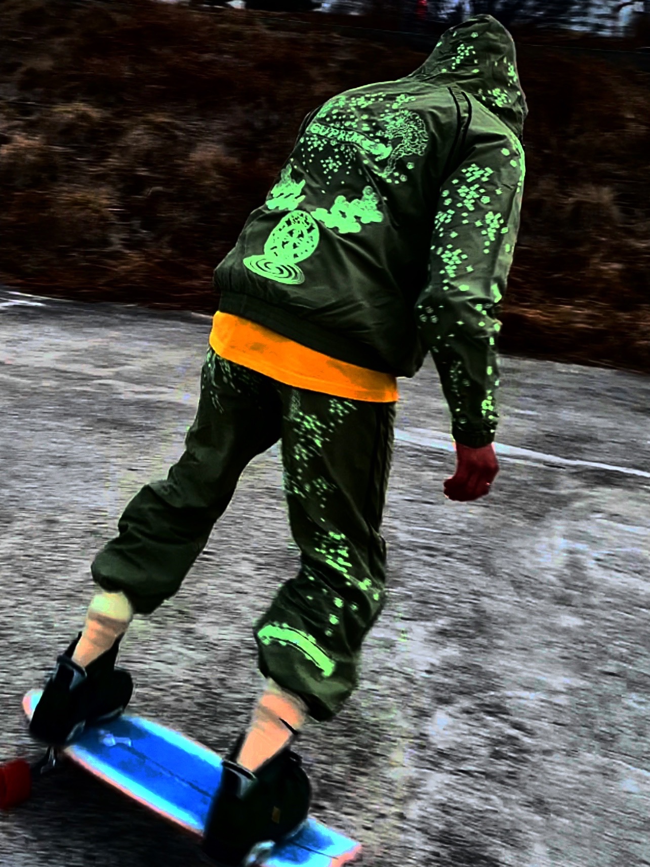 Supreme AOI Glow in the Dark Track Jacket Olive - 22SS, Supreme Waxed Cotton Camp Cap Green - 21FW 착용 스타일 - 4