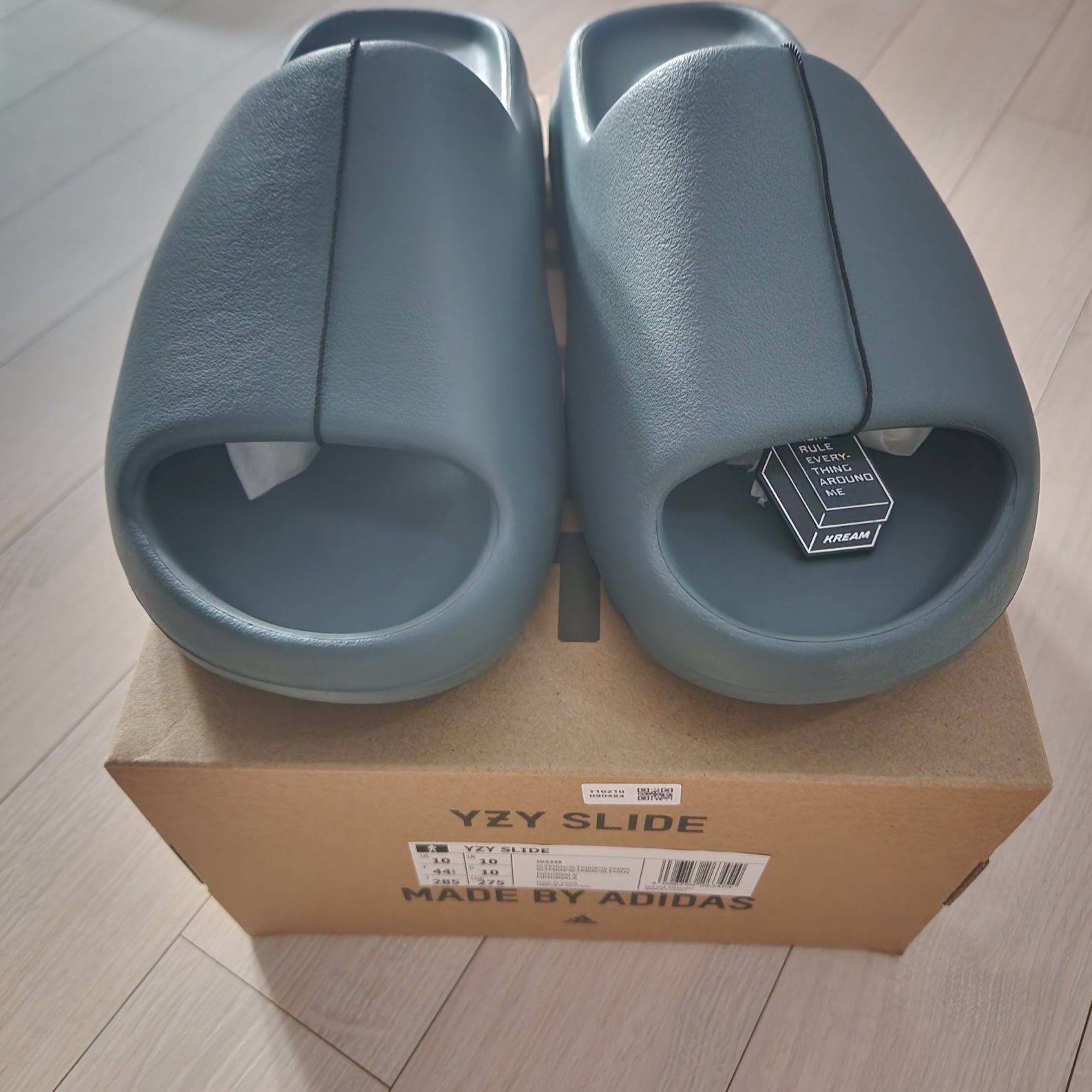 Adidas Yeezy Slide Slate Marine 착용 스타일